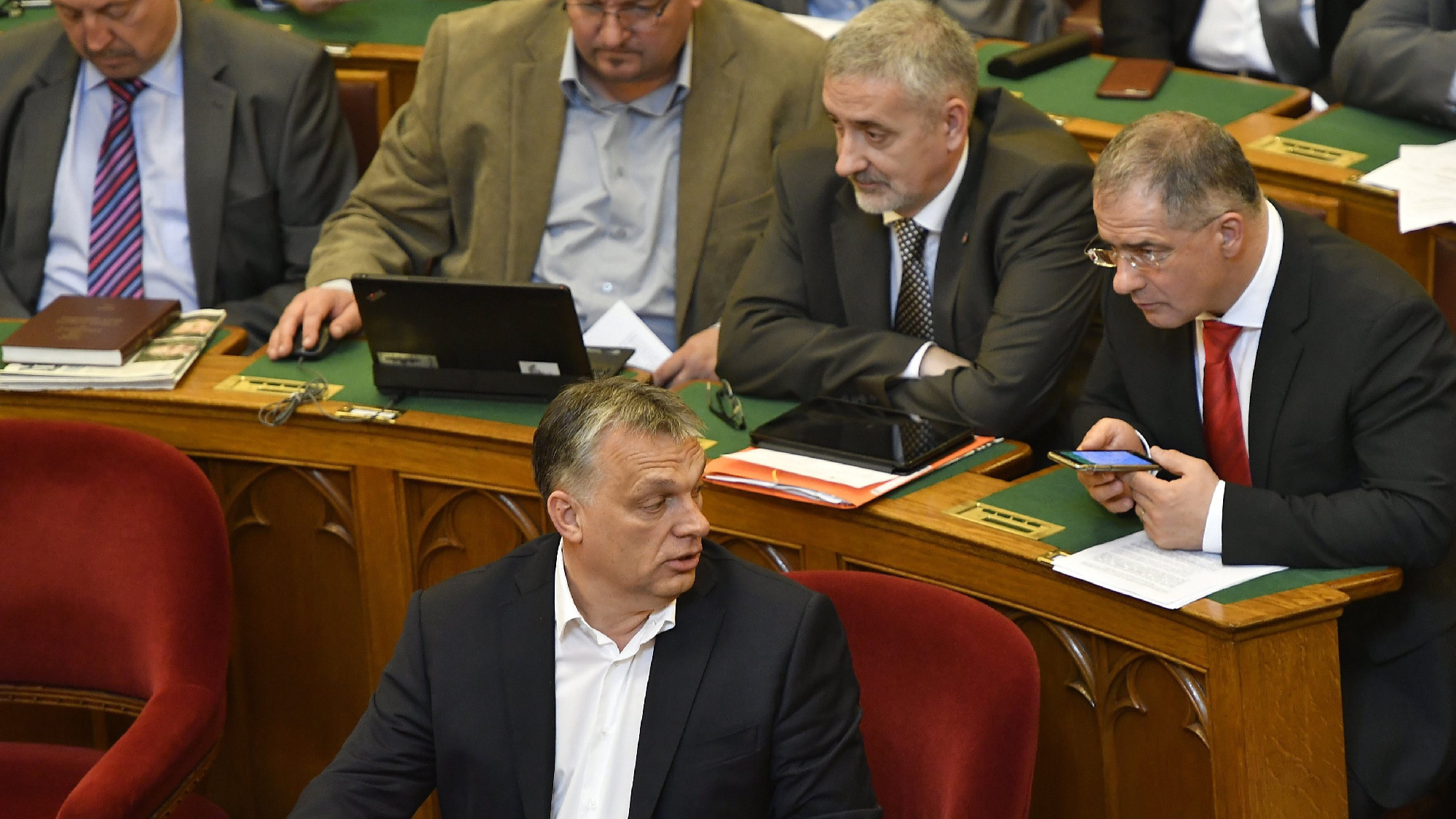 Ésik Sándor: „A kormány össze akar állítani egy f٭szfejlistát”