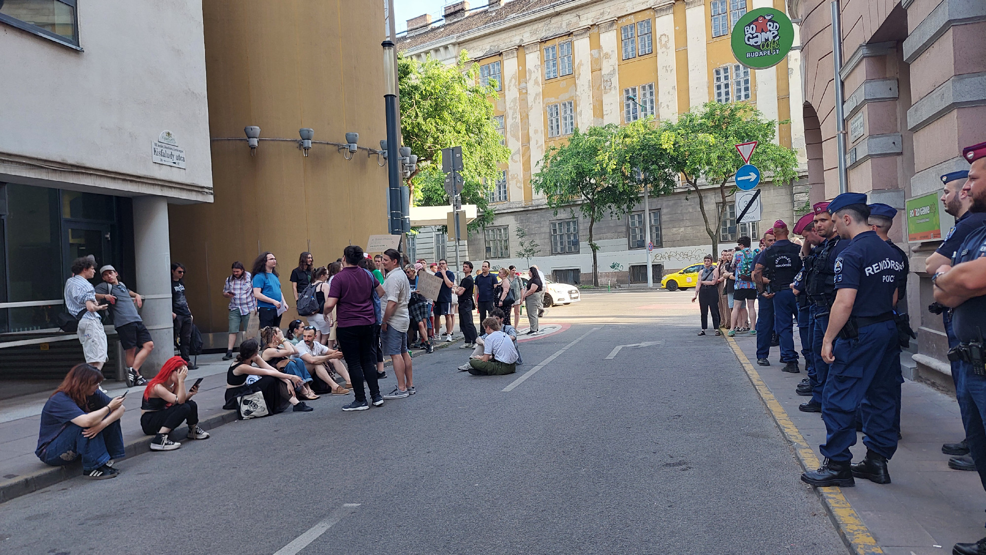 A Metropol cikke miatt demonstráltak a Mediaworks épülete előtt