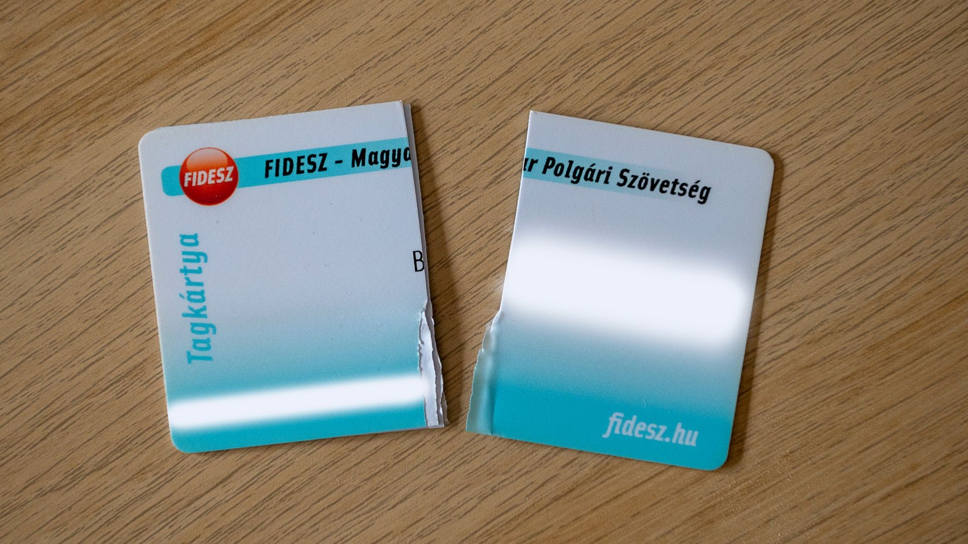 Kameránk előtt tépte szét Fidesz-tagkönyvét a diplomata