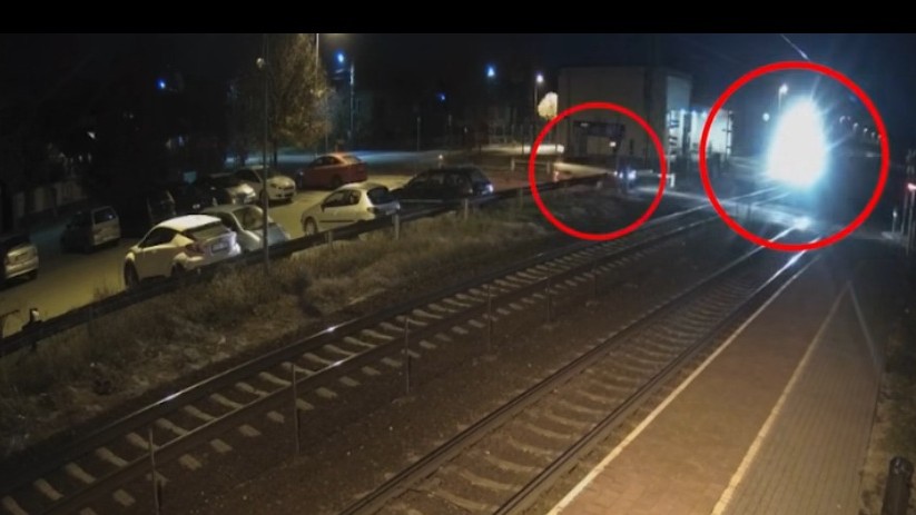 Videón, ahogy a tilos jelzés ellenére a sínekre hajtó autón átgázol a vonat Szentmártonkátán