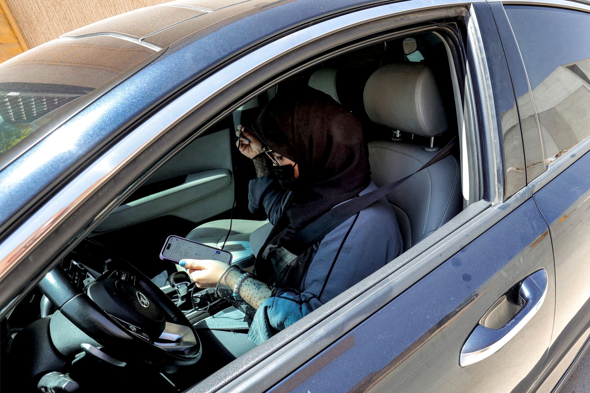 Az okostelefon nem felszabadítja, hanem digitális pórázként tartja fogságban a szaúdi nőket