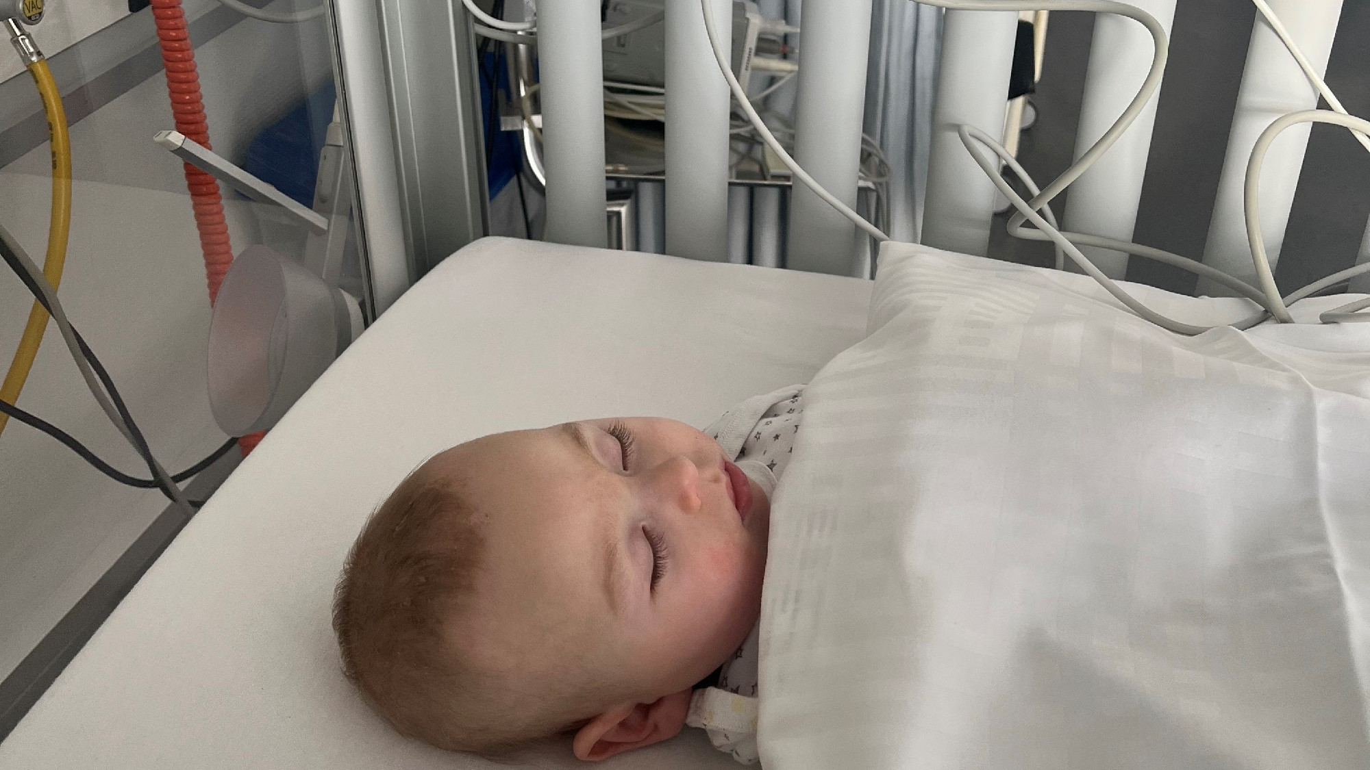 Gyógymód nincs, kisfiuk betegségének kutatására gyűjtenek a szülők