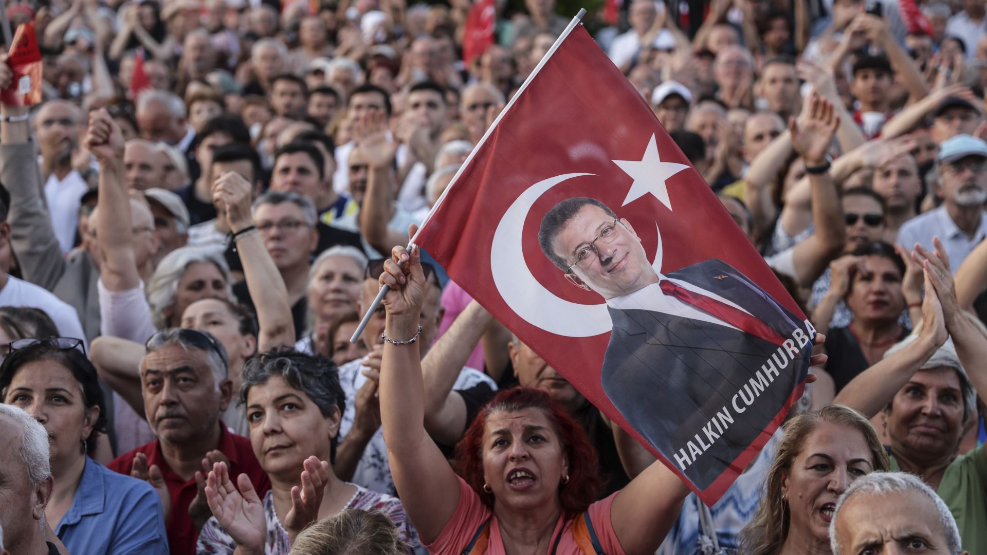 Több mint kétezer év börtönbüntetést kértek Erdogan kihívójára