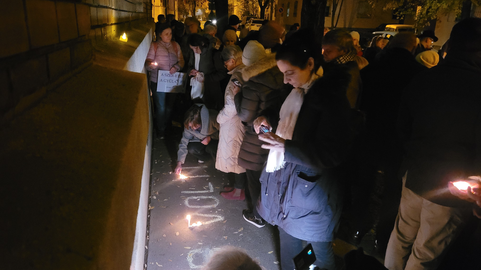 Gyertyagyújtással emlékeztek a bezárt szegedi Wesley iskola előtt