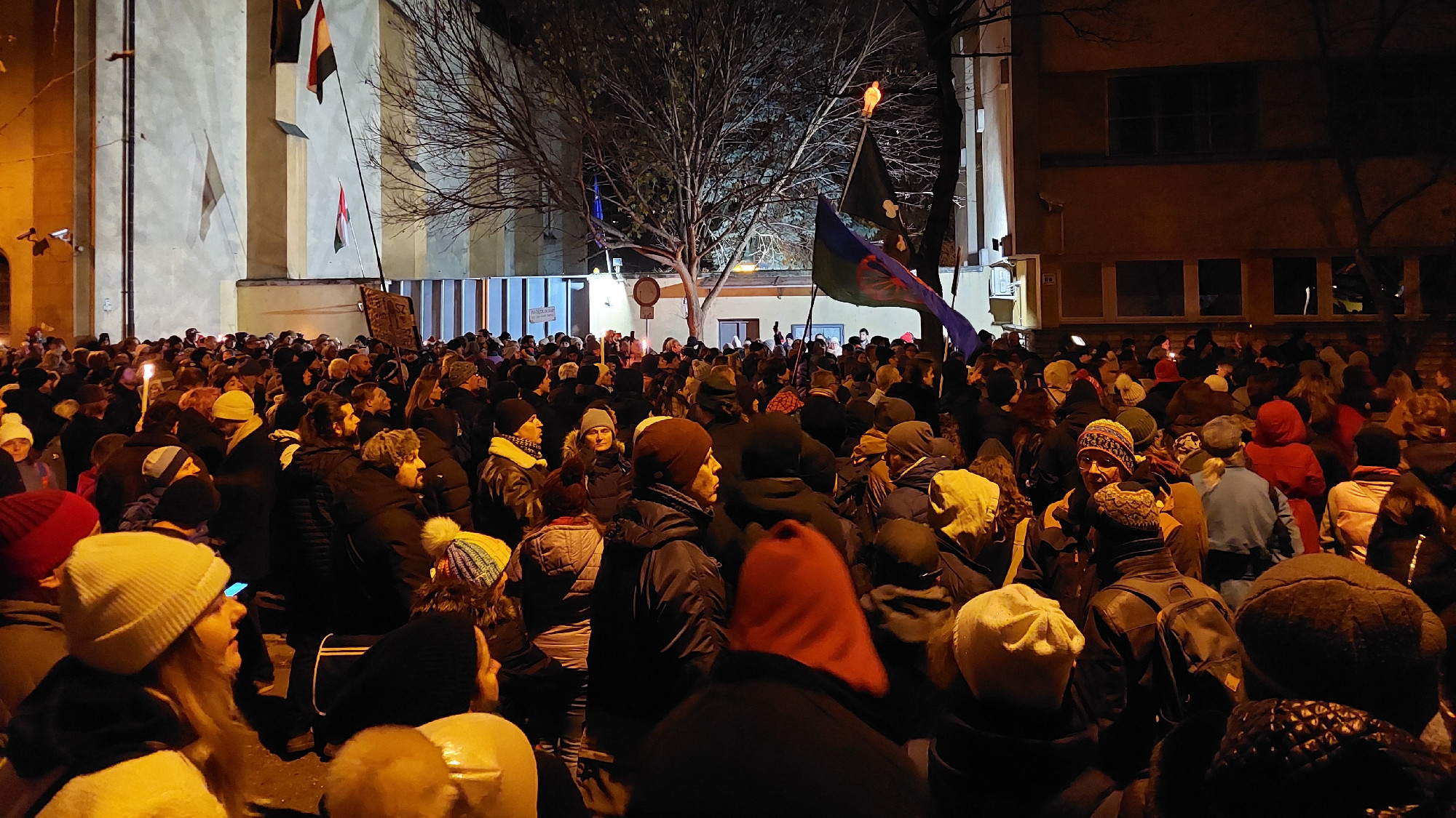 Puzsér Róberték néma kiállásával folytatódott a Szőlő utcai borzalmak elleni tiltakozás