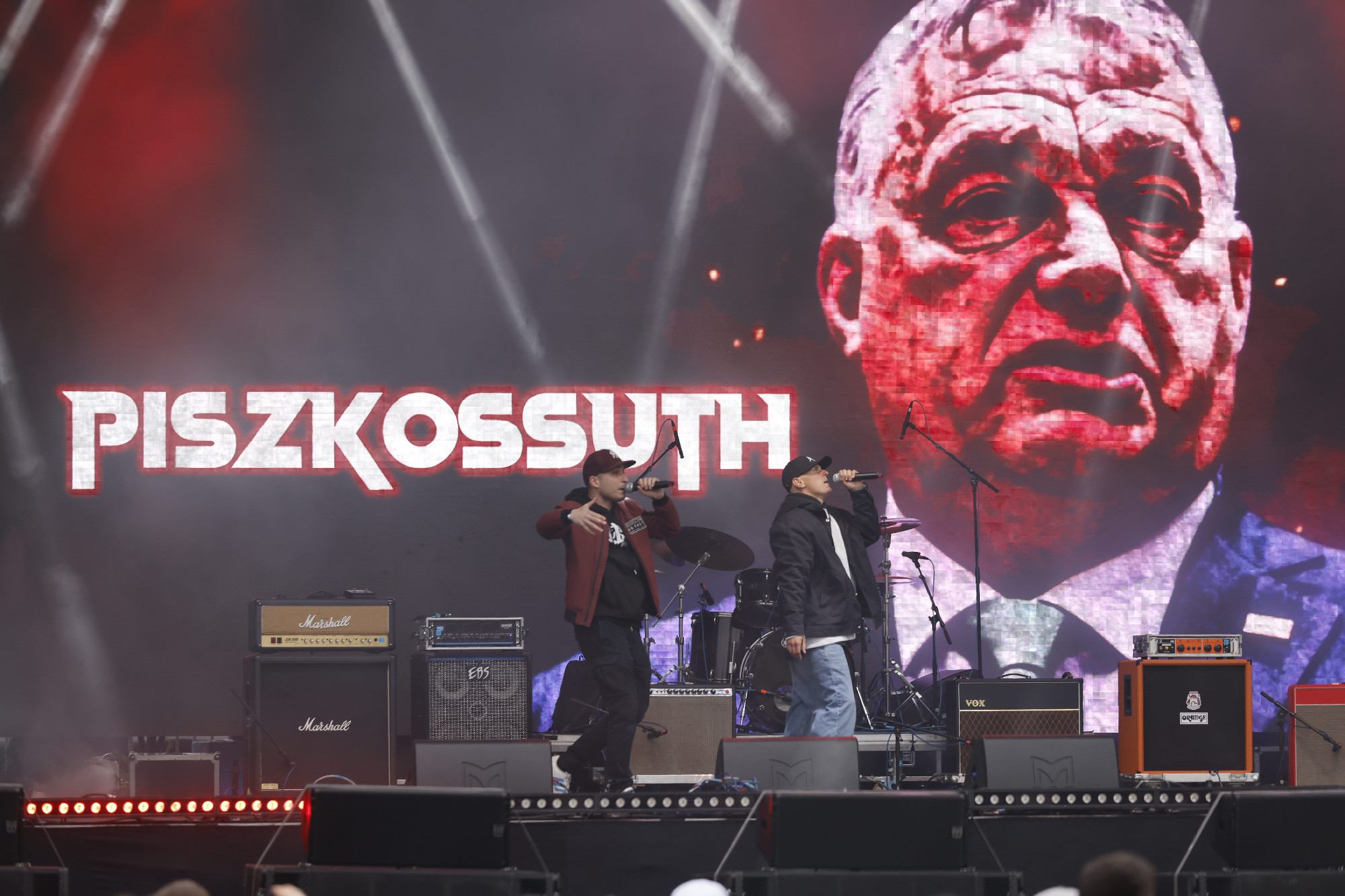 Megtelt a Hősök tere a rendszerbontó nagykoncertre