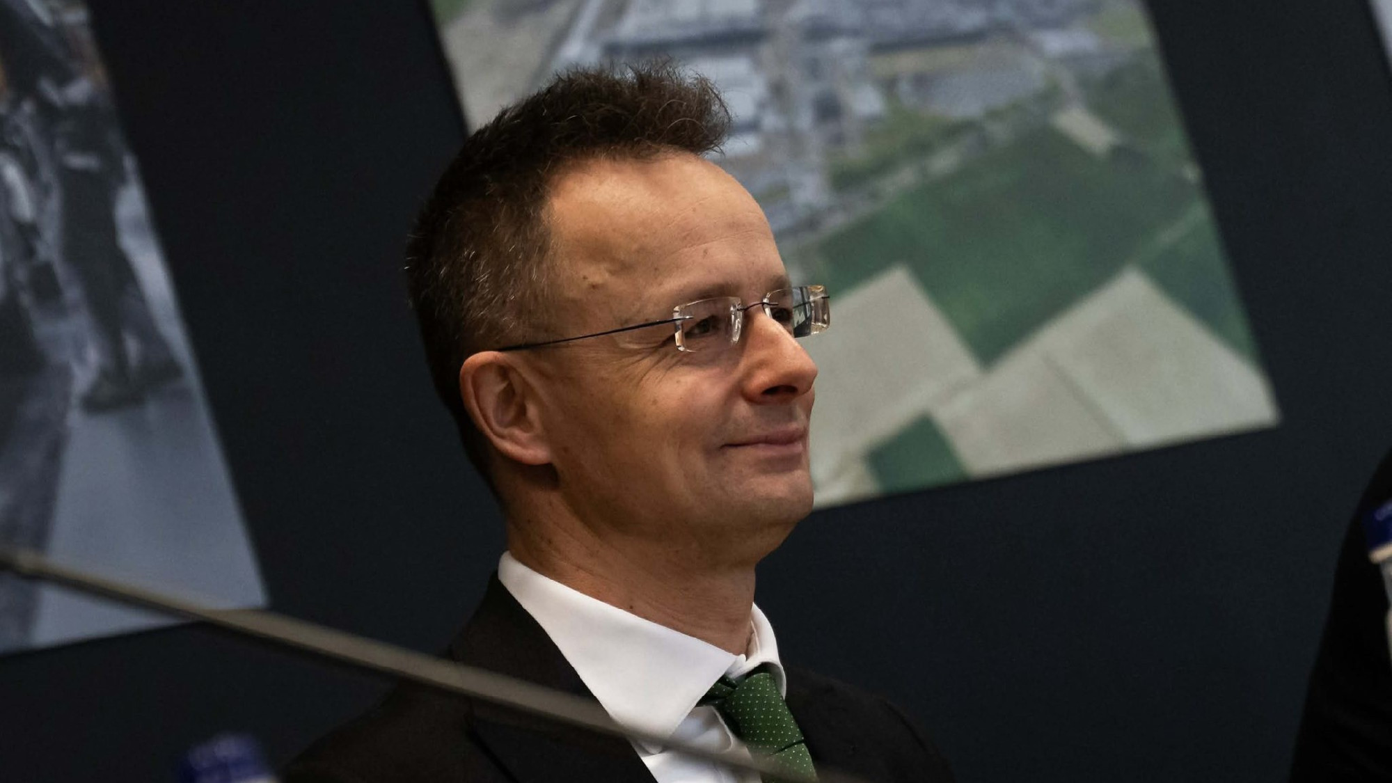 Bormarketing, külügyes komák és határon túli gazdák: tízmilliárdokat szórt ki Szijjártó volt minisztériuma