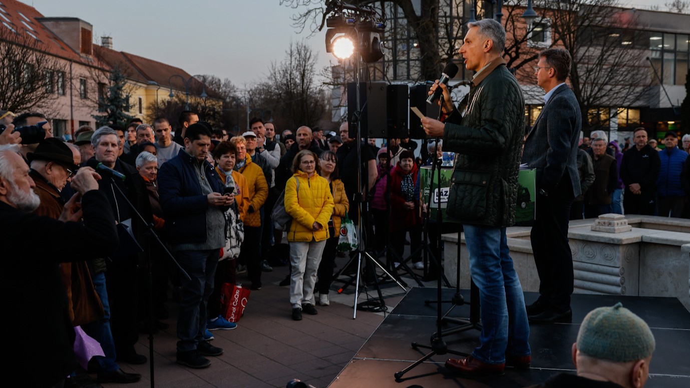 Lázár is reagált rá, hogy „F*ck NER”-es pulcsiban szelfizett vele egy fiatal