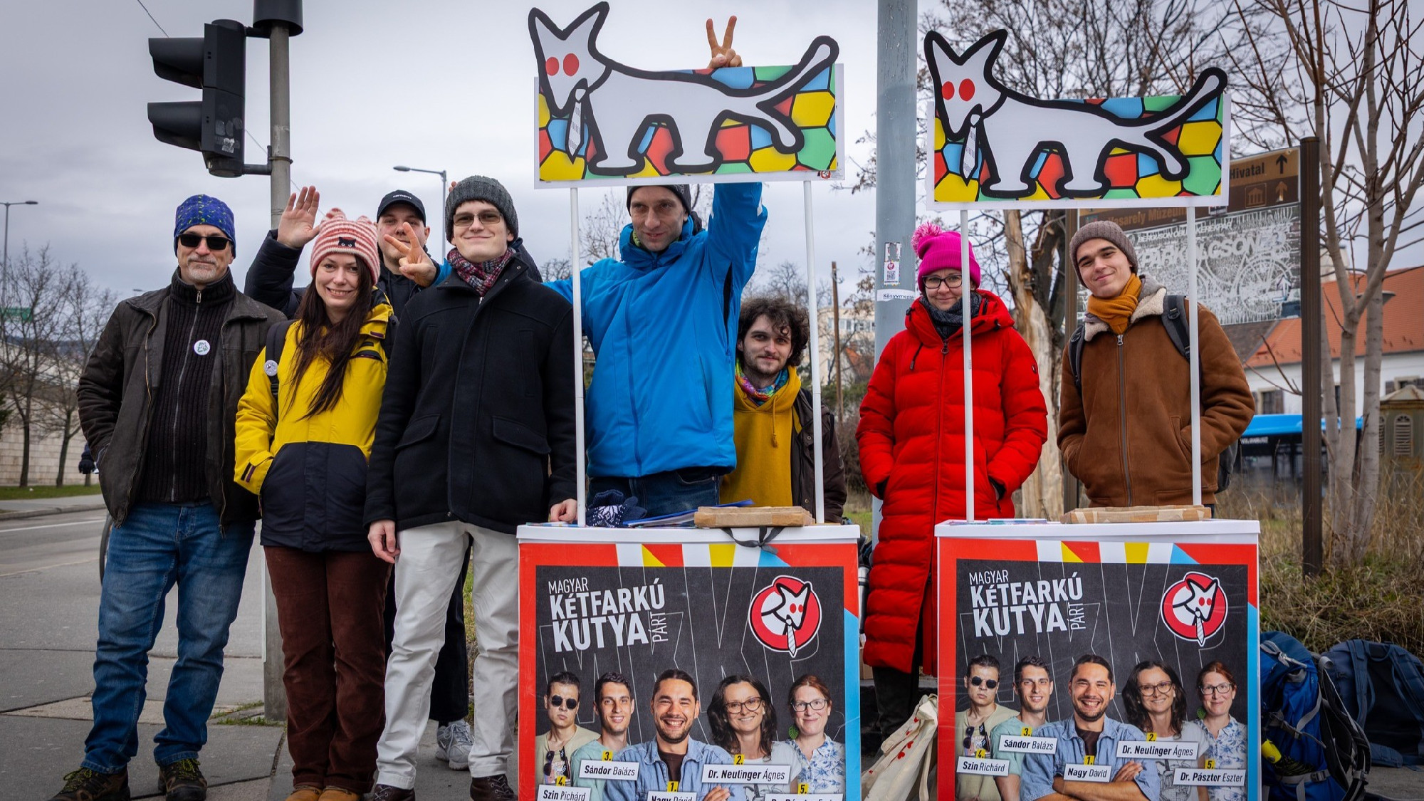 NVB: Jogszerűtlenül akadályozta a rendőrség a Kutyapárt kampánytevékenységét a Parlament előtt