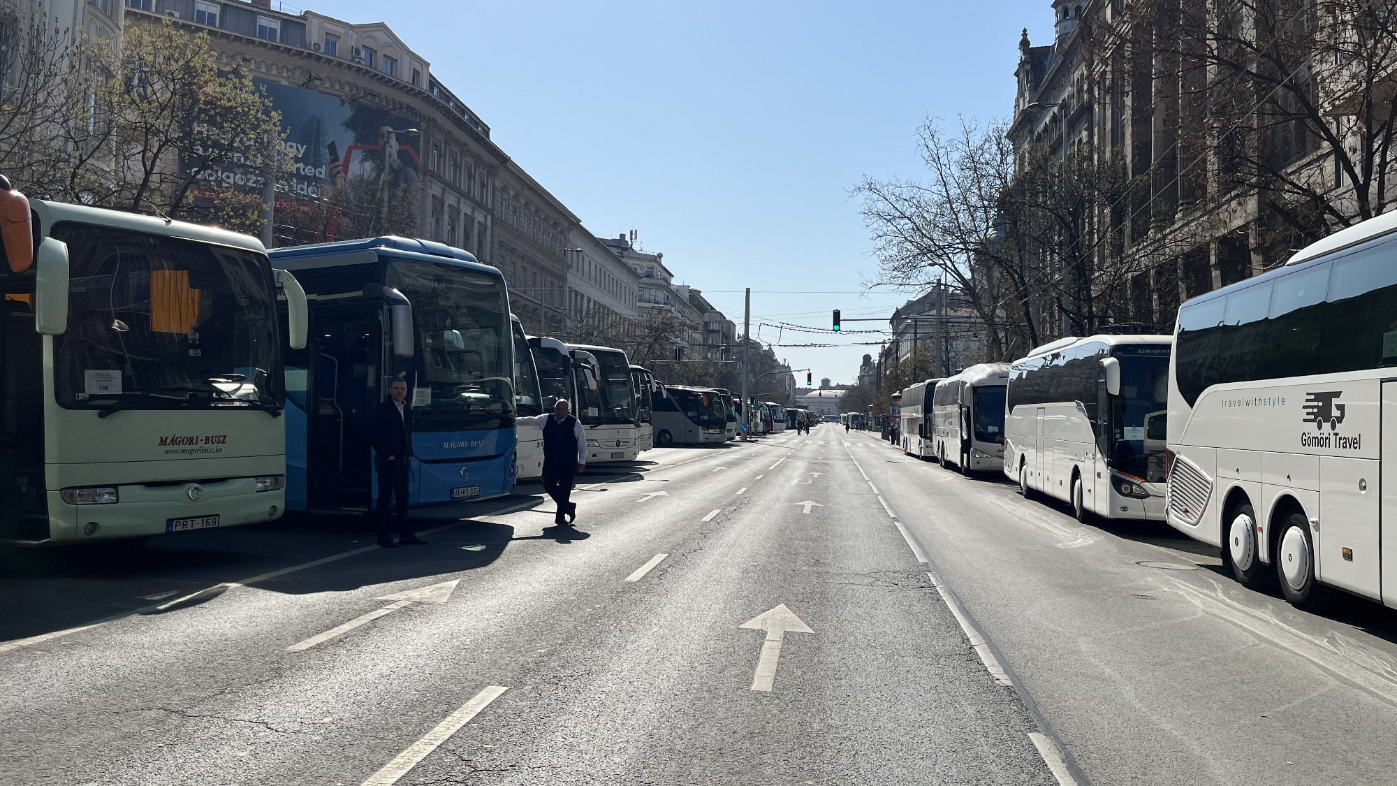 Videón a Békemenetre érkezőket szállító buszok