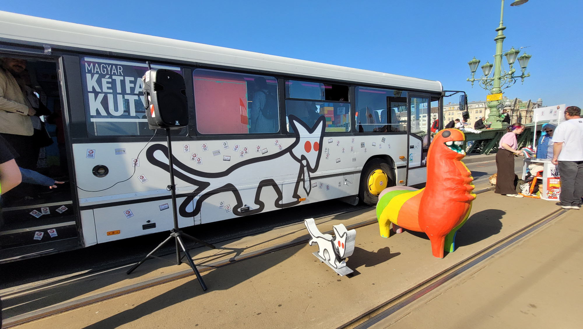 Trabant és kampánybusz a Kutya Párt rendezvényén