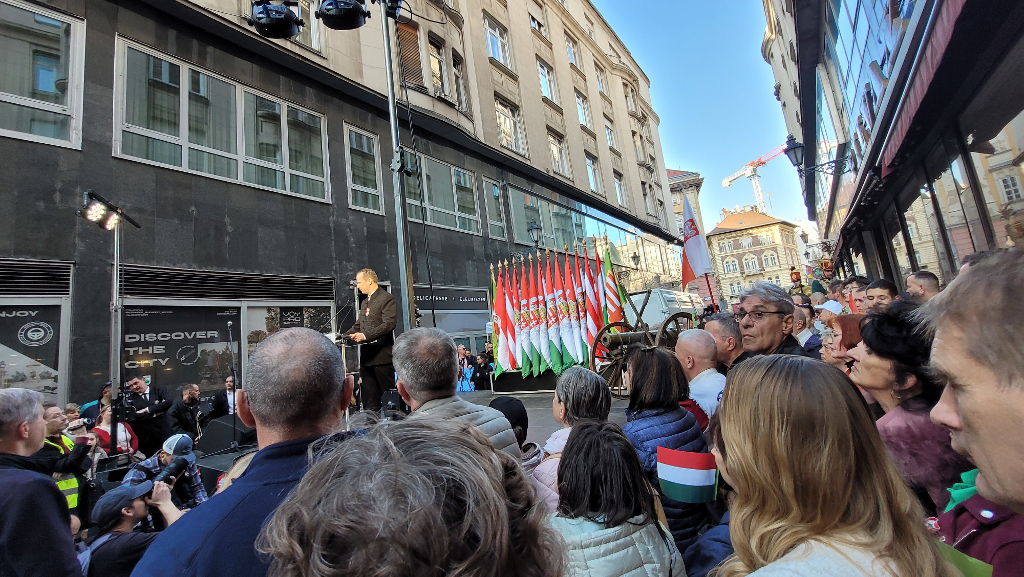 Lovas huszárokkal, elsütött díszágyúval és a Bűnvadászokkal ünnepelt a Mi Hazánk a Pilvax közben