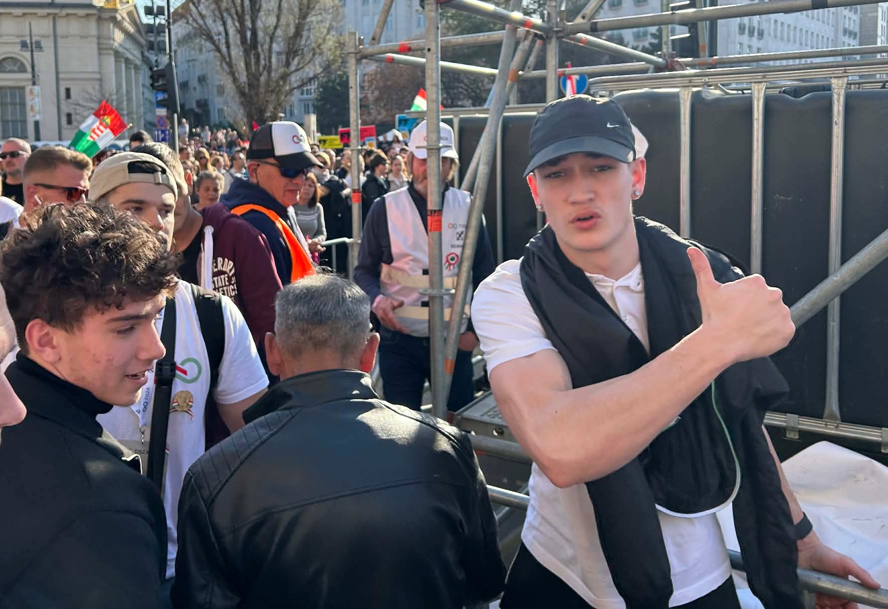 Válogatott kajakos a Tisza-meneten ukrán zászlóval provokáló fiatalok egyike