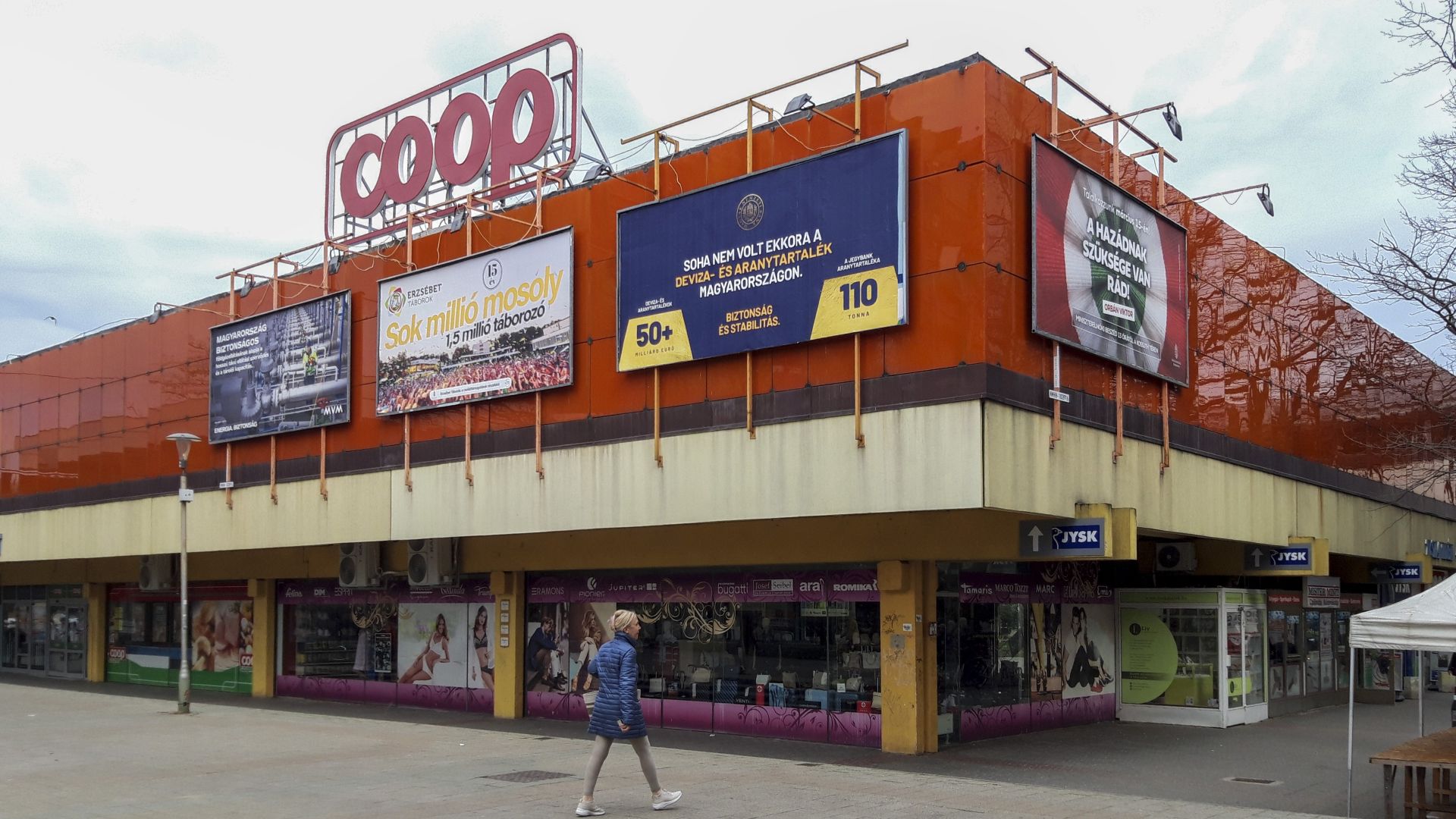 Mesél a plakáterdő: a Fidesz biztonságos, az állam jóságos