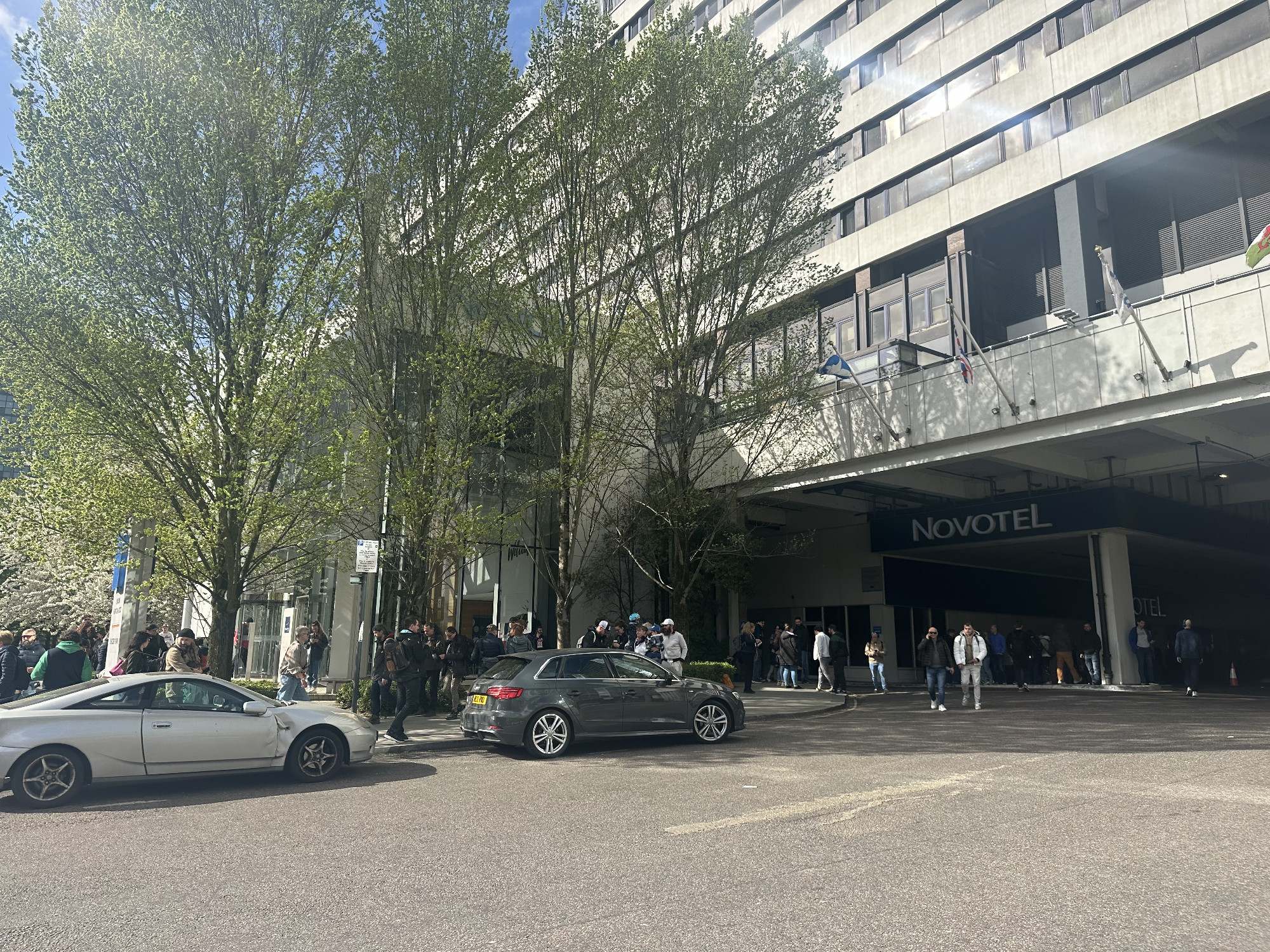 Londonban sokan szavaznak, vidámak az emberek, sokan szelfiznek az urnáknál