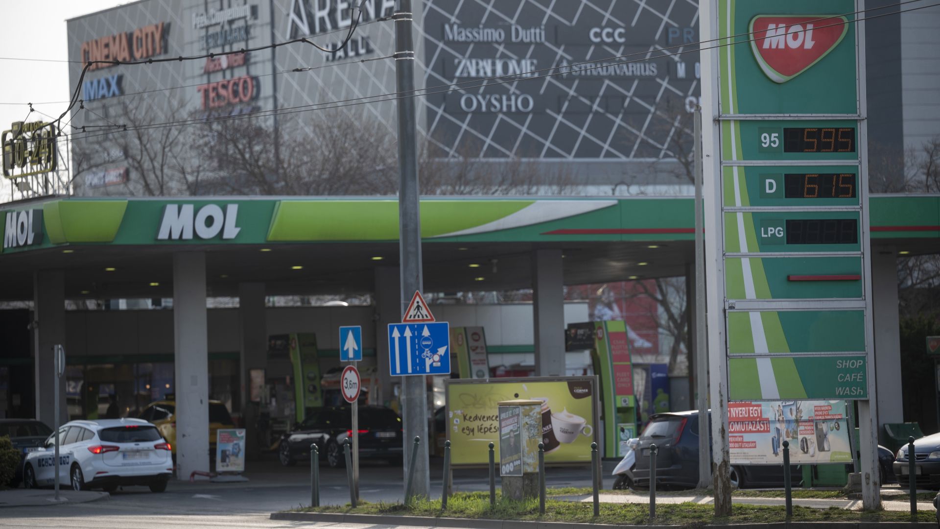 Szakértők szerint ideje kivezetni a védett árat, mert üzemanyaghiány alakulhat ki