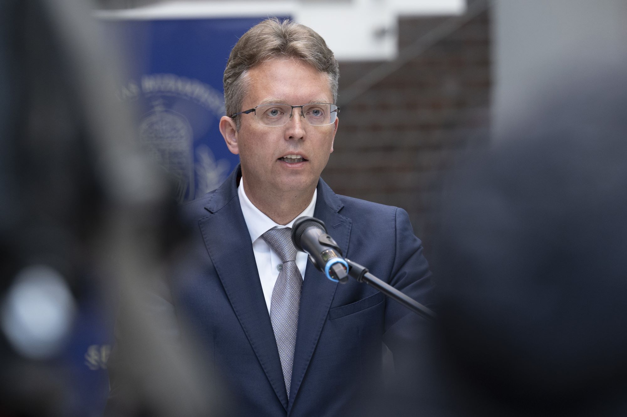 24.hu: A választás előtt átadták, majd visszakordonozták a Semmelweis épületét