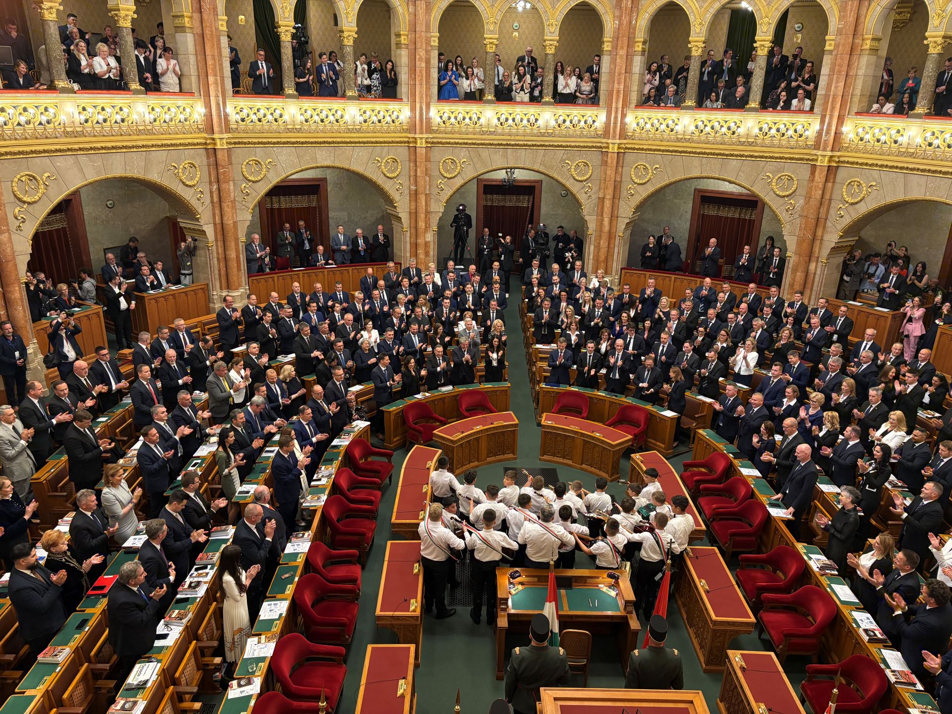 Üzent a 100 Tagú Cigányzenekar a Mi Hazánknak a Parlamentben tanúsított viselkedésük miatt