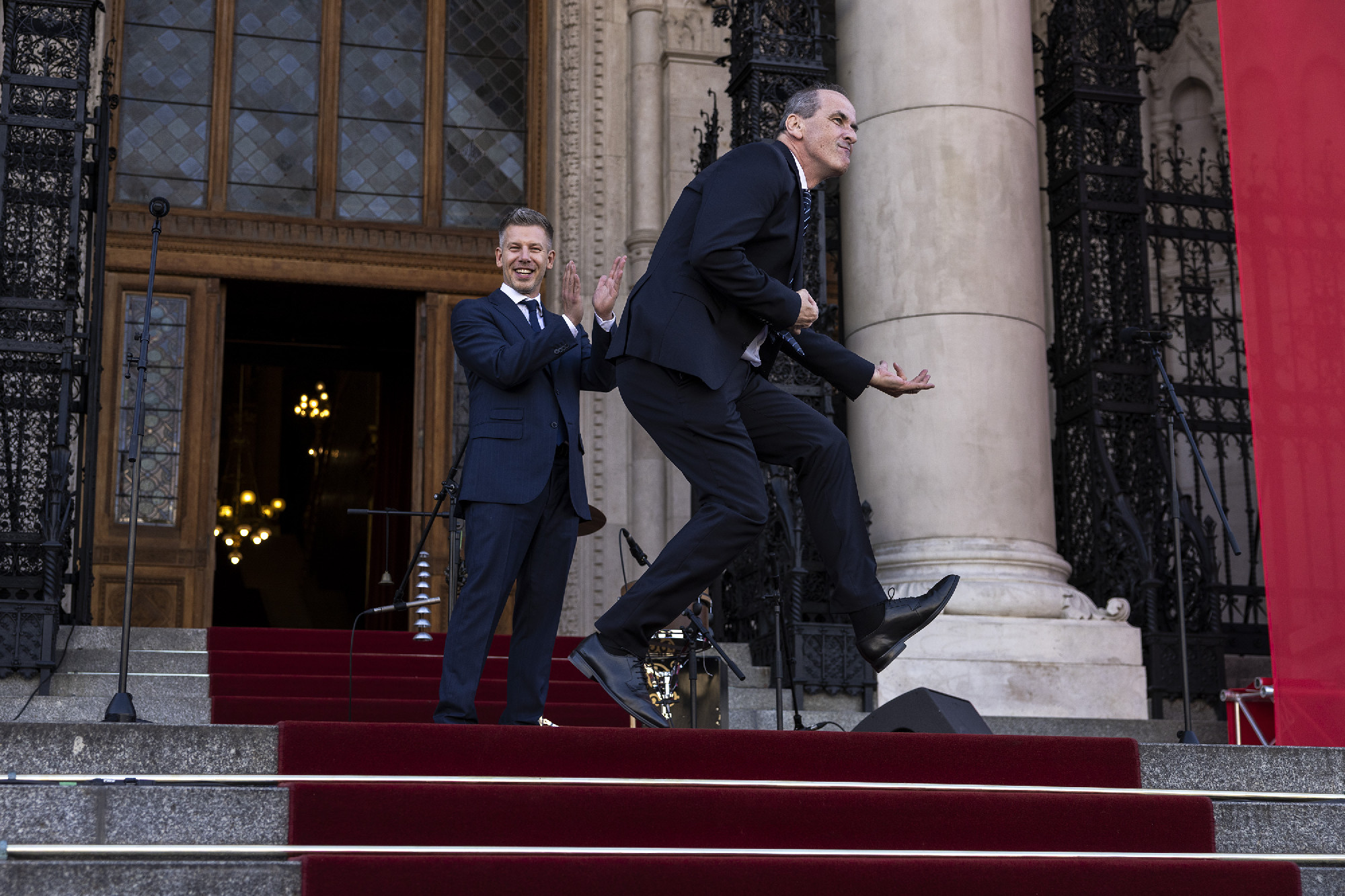 Magyar Péter beiktatása és a Parlament előtti örömünnep képekben