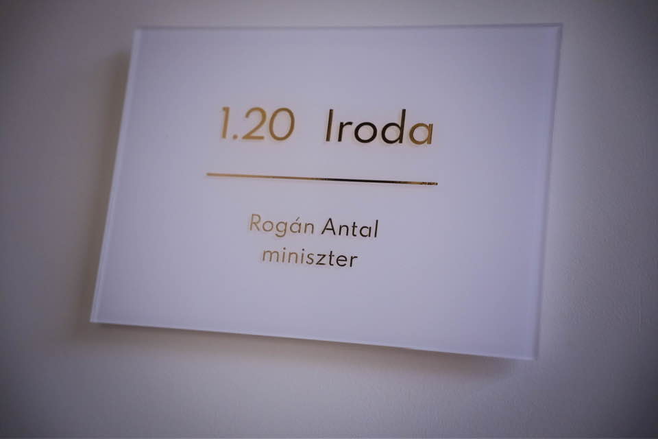 „Döbbenetes luxus” – Rogán Antal korábbi minisztériumát is megmutatta Magyar Péter