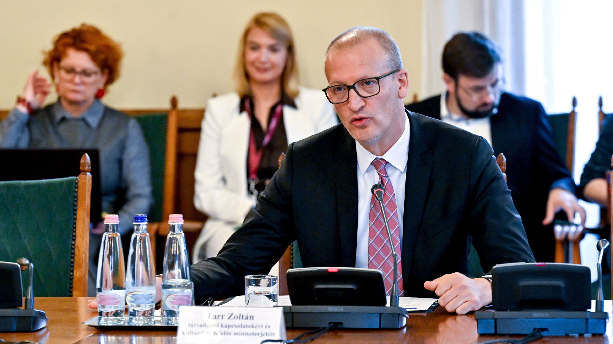 NKA-botrány: Tarr Zoltán felfüggesztette a támogatáskezelő főigazgatóját és a kifizetéseket