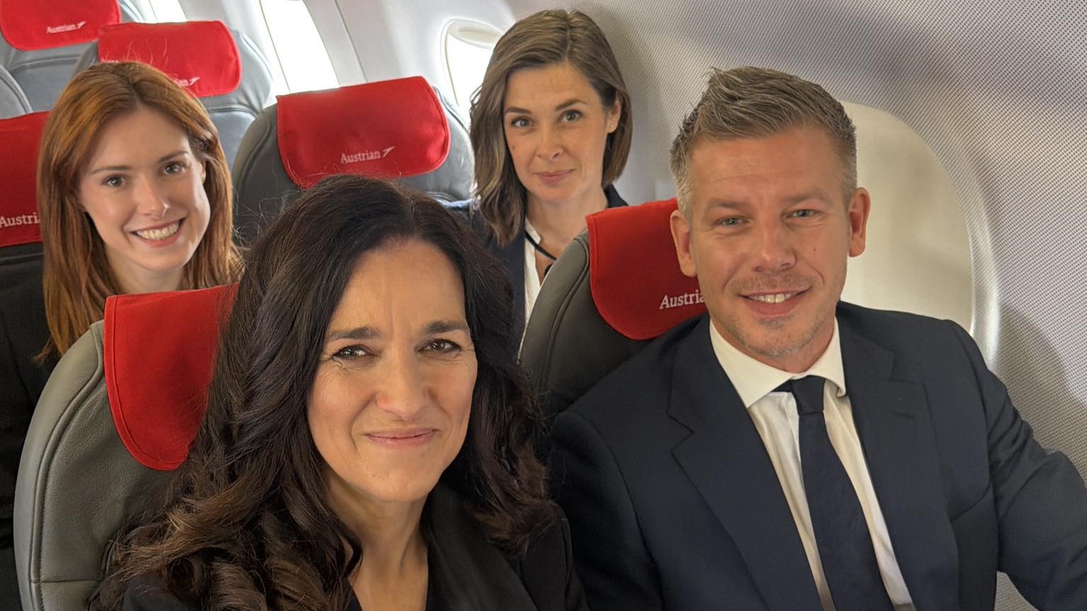 Menetrend szerinti járattal indult Magyar Péter delegációja Lengyelországba