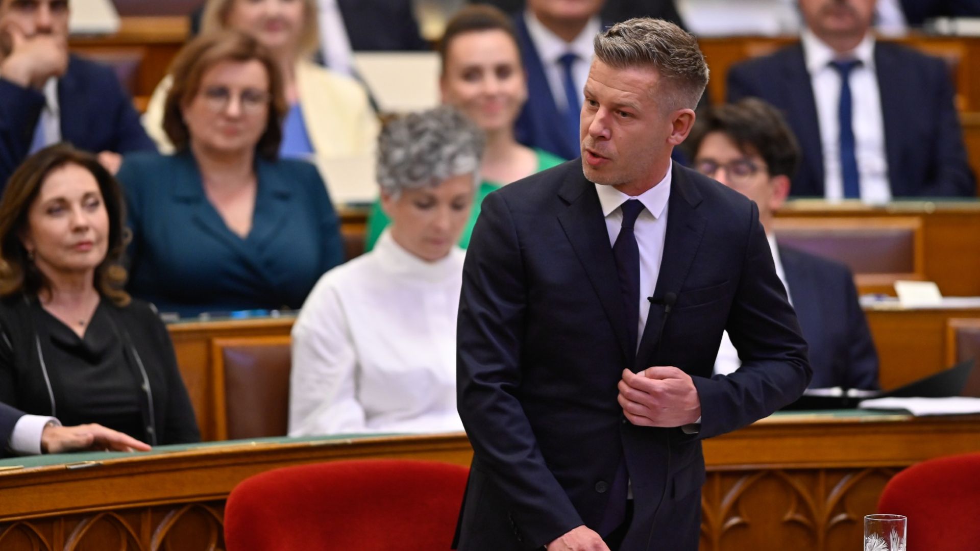 Magyar Péter ismét az Orbán-bábok eltávolításáról üzent