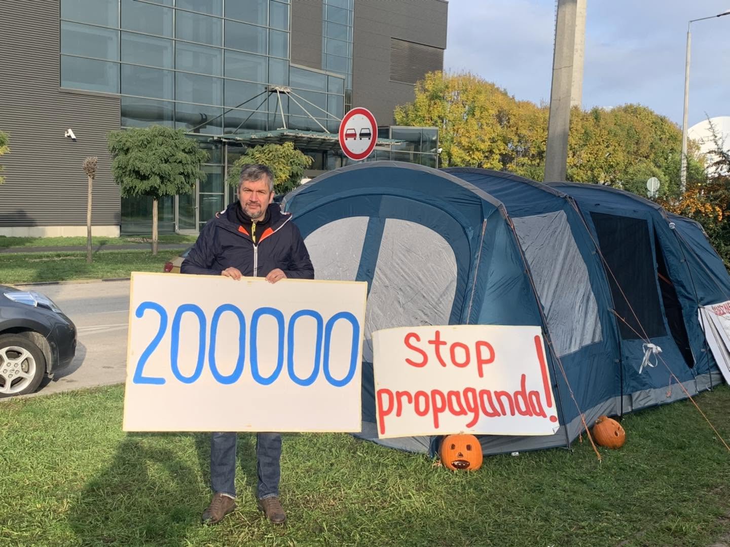 Hadházy Ákos 8 év után ismét bement a közmédiába