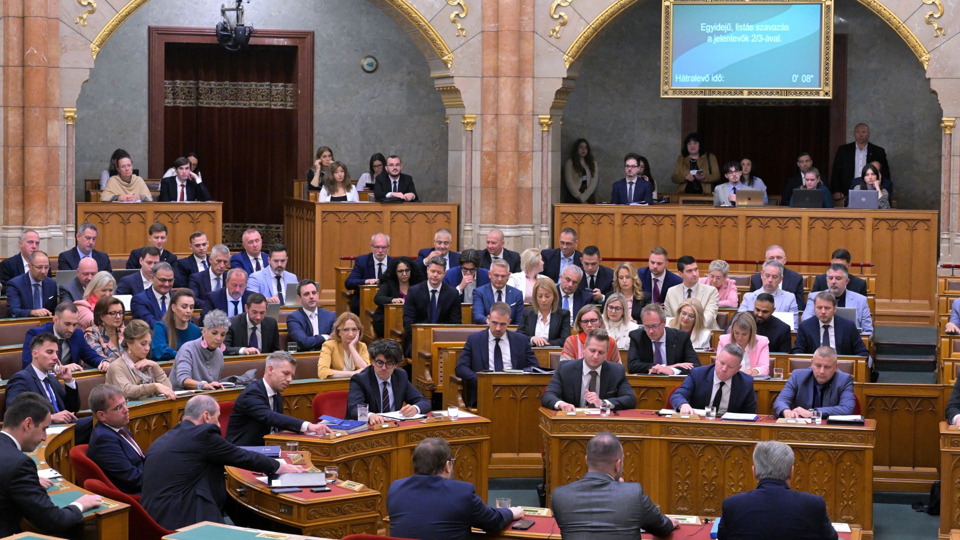 Felfüggesztették Hankó Balázs, Seszták Miklós és Magyar Péter mentelmi jogát