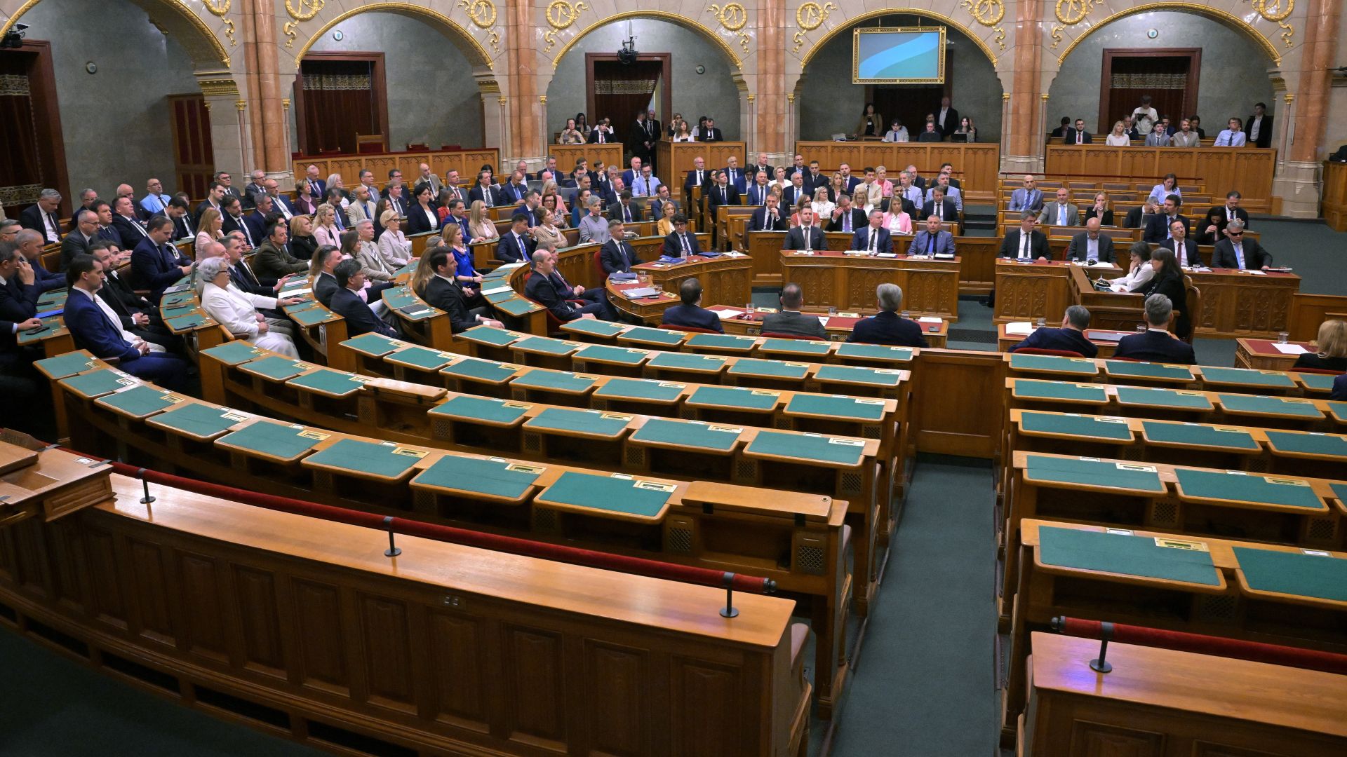 Mi köze van Hankó Balázsnak Tom Hankshez? – súlyos ügyekről nagyon lazán a Tisztelt Házban