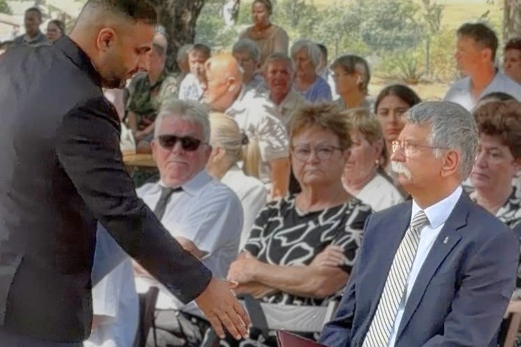 „Amíg fogod a kezét, nem lop!” (közmondás)