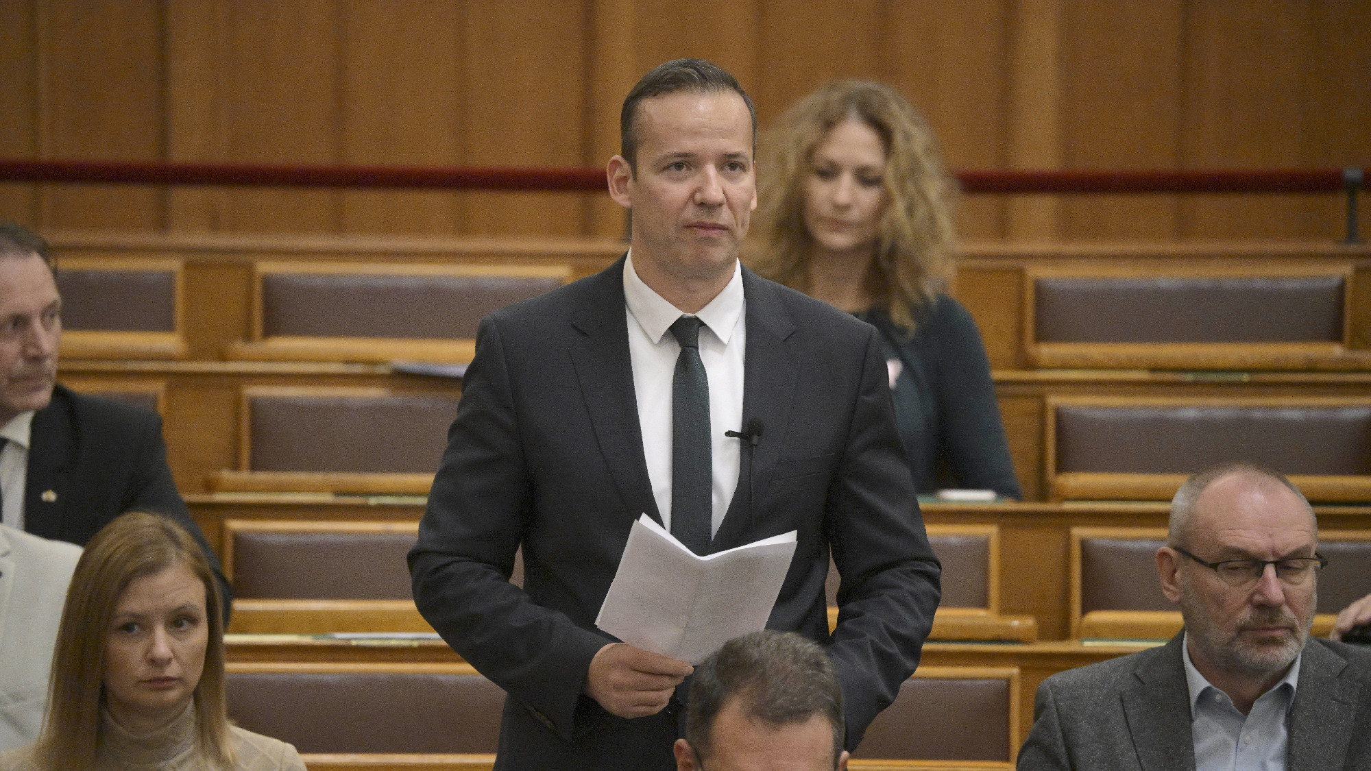 Országgyűlés: az ellenzék a vadászó tiszás képviselő, a gazdák és a gender-lobby miatt aggódik