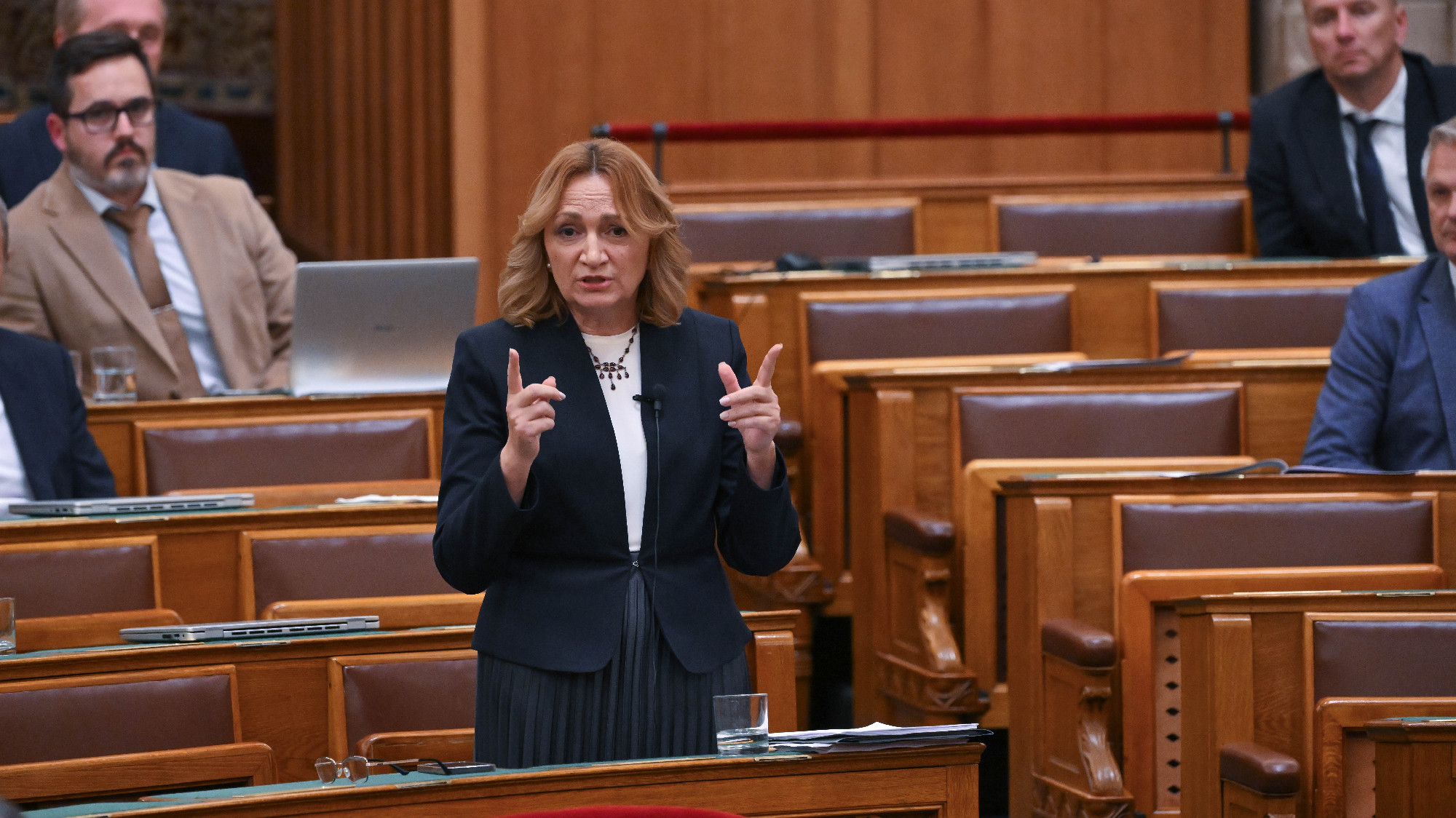 „Paraszt!” – kiáltotta egy tiszás képviselőnő a fideszesek felé az Országgyűlésben