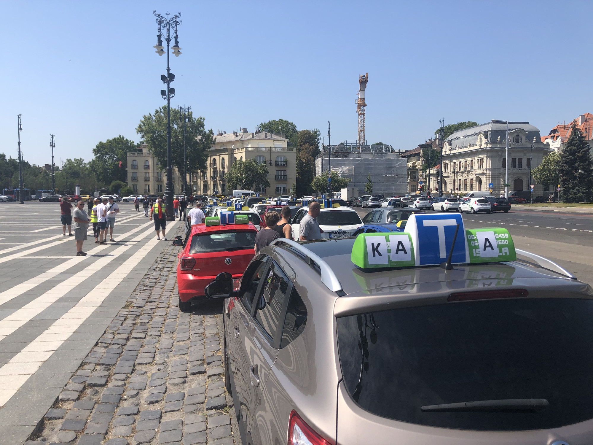 Újabb ágazat tiltakozik a katatörvény miatt: autókkal vonultak fel a Hősök terén