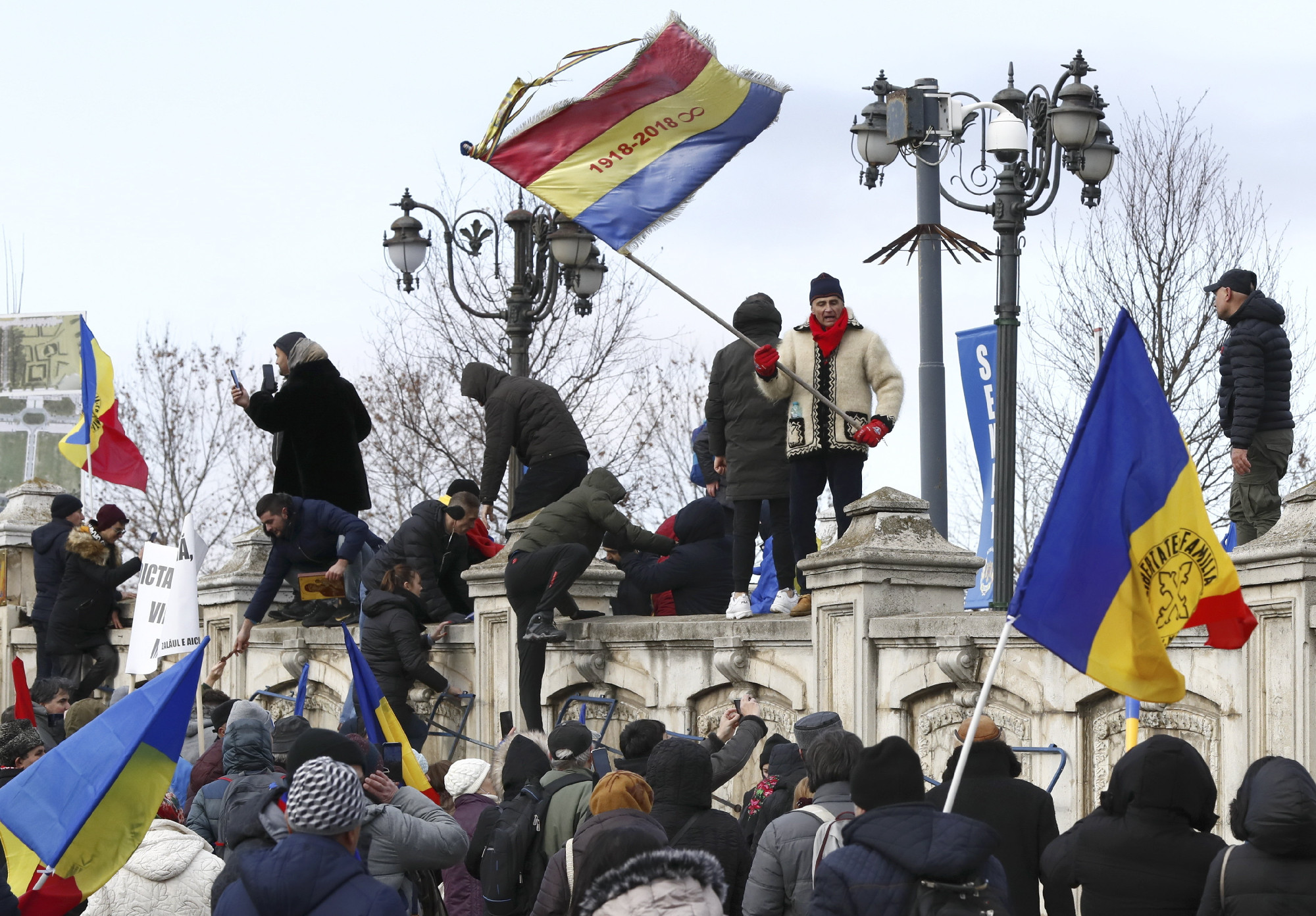 Megostromolták a román parlamentet az oltásellenes tüntetők – videóval
