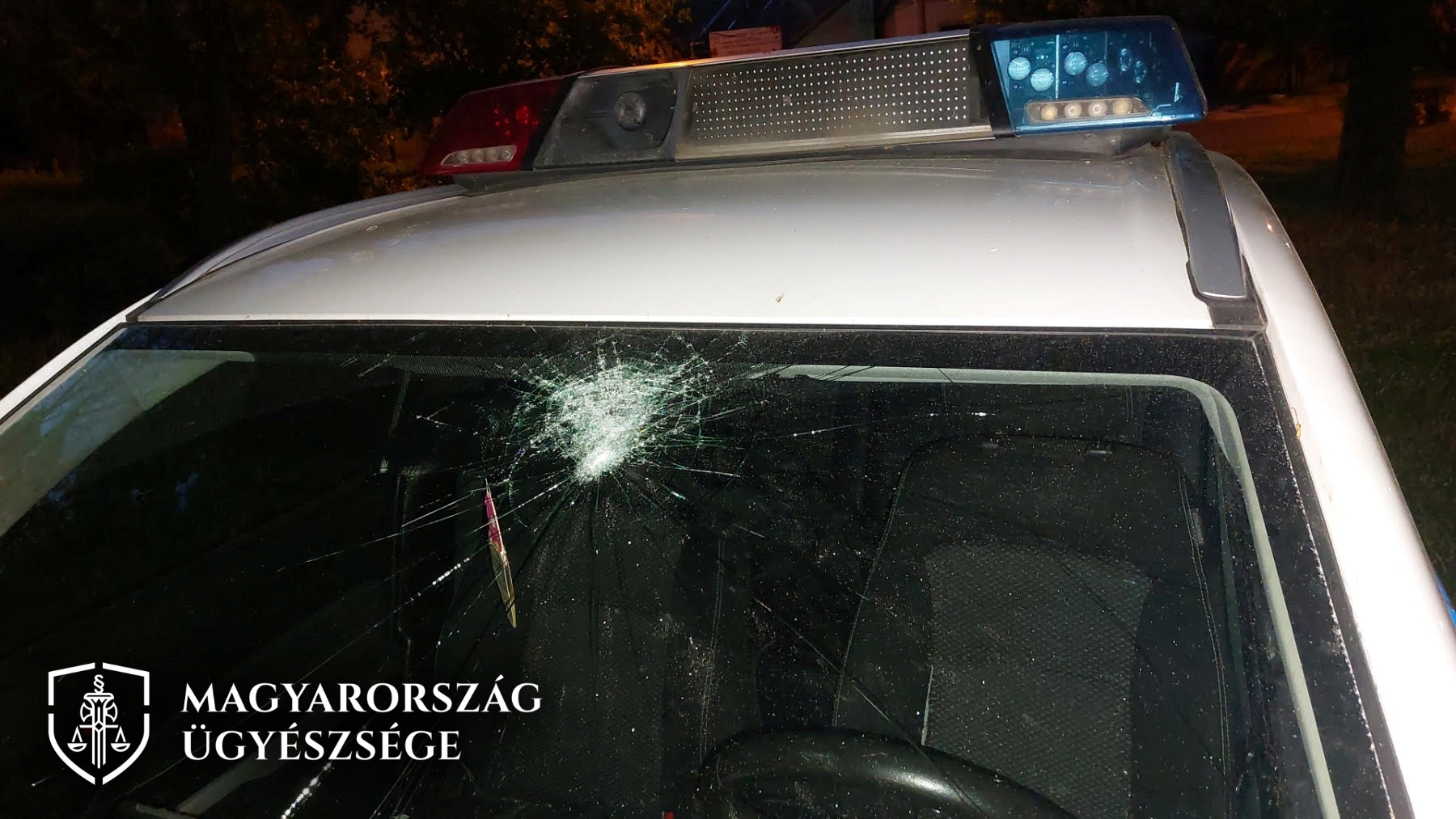 Kövekkel támadt a rendőrökre egy pesti férfi, betörte autójuk szélvédőjét