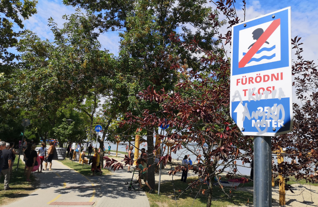 Fürdeni tilos tábla Gárdonyban a Holdfény Strandon 2021. július 31-én (Fotó: Grimm Balázs/Magyar Hang)