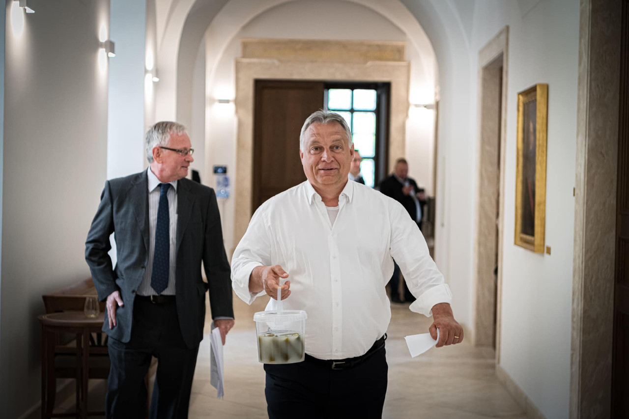 Orbán Viktor kovászos uborkával a Karmelita kolostorban 2020. május 27-én (Forrás: Orbán Viktor Facebook-oldala)