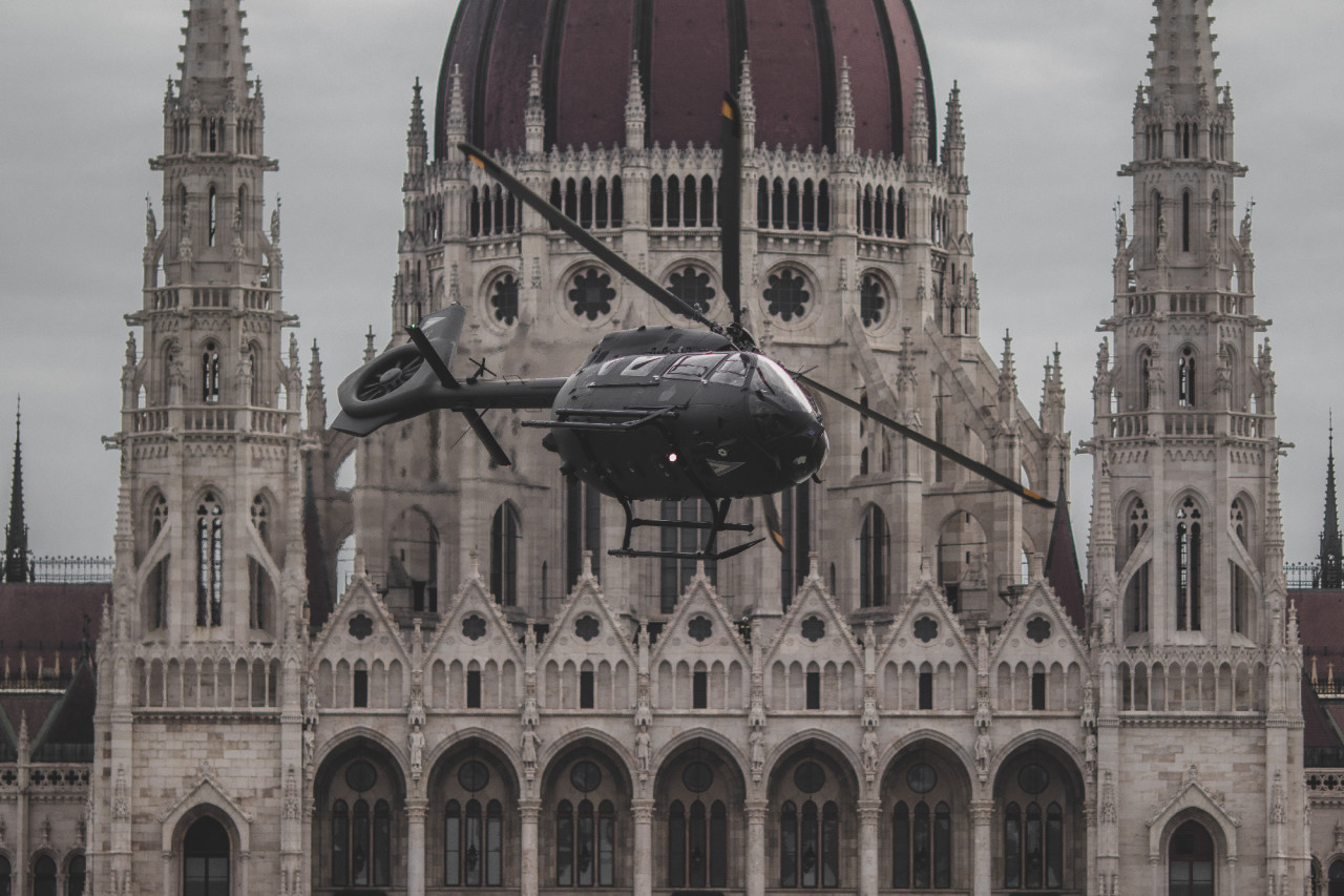 Helikopter a Duna felett az államalapítás ünnepe alkalmából rendezett légiparádén 2021. augusztus 20-án ((Fotó: Malatinszky Dávid/Magyar Hang)