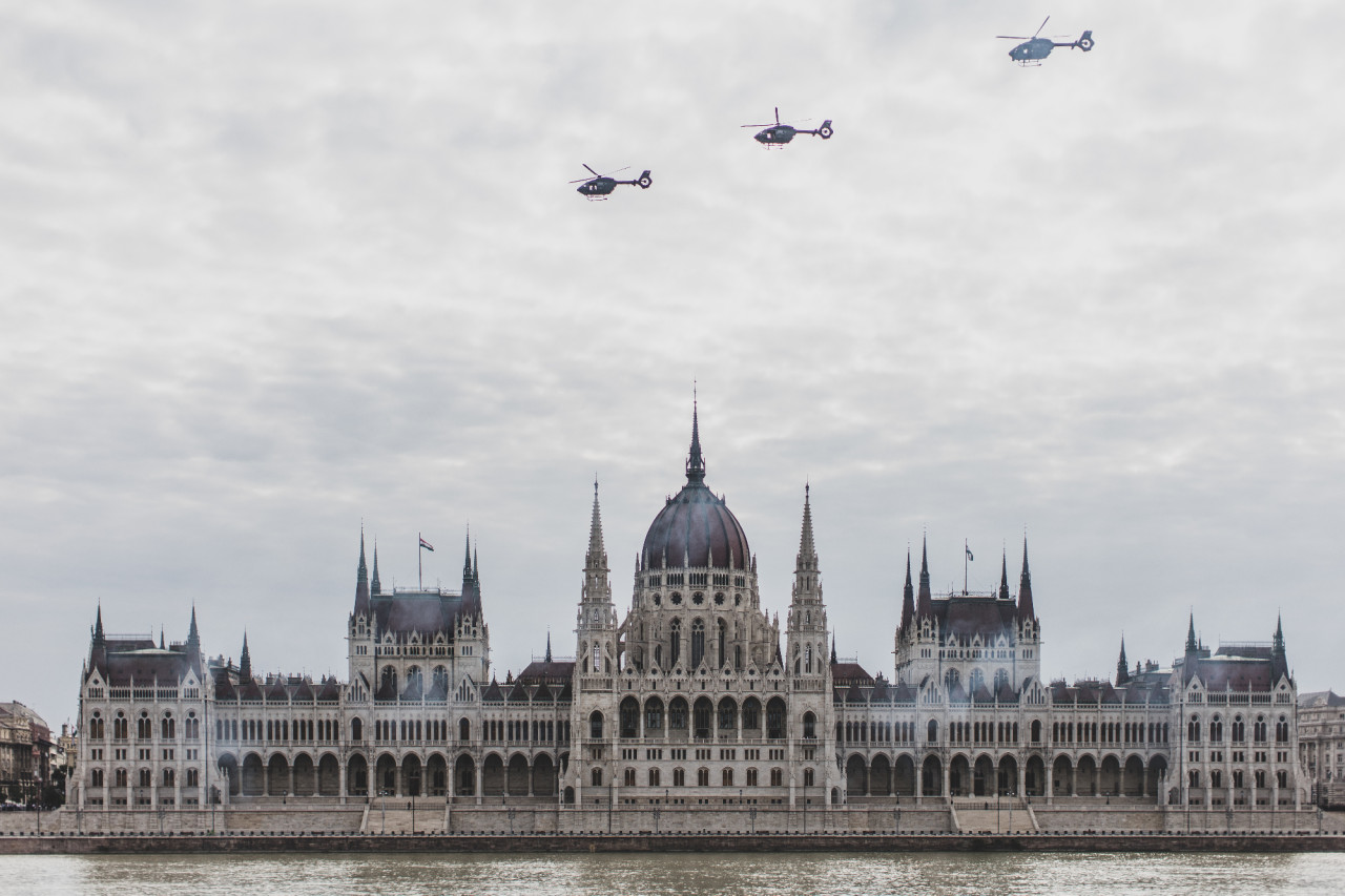 Helikopterek a Duna felett az államalapítás ünnepe alkalmából rendezett légiparádén 2021. augusztus 20-án (Fotó: Malatinszky Dávid/Magyar Hang)