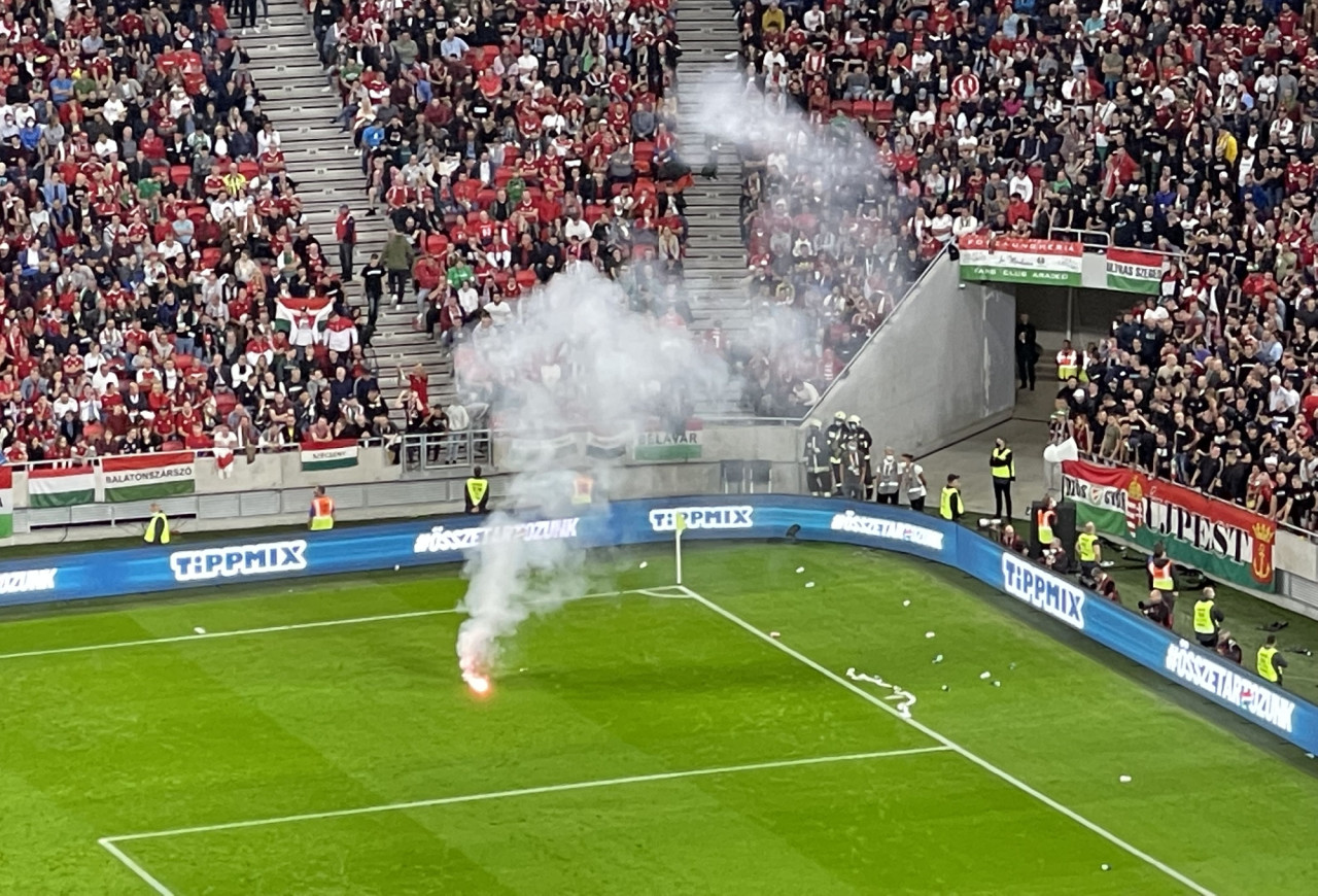 Füstbomba a pályán a labdarúgó világbajnoki selejtezők 4. fordulójában játszott Magyarország - Anglia mérkőzésen a Puskás Arénában 2021. szeptember 2-án (Fotó: Magyar Hang/Lukács Csaba)
