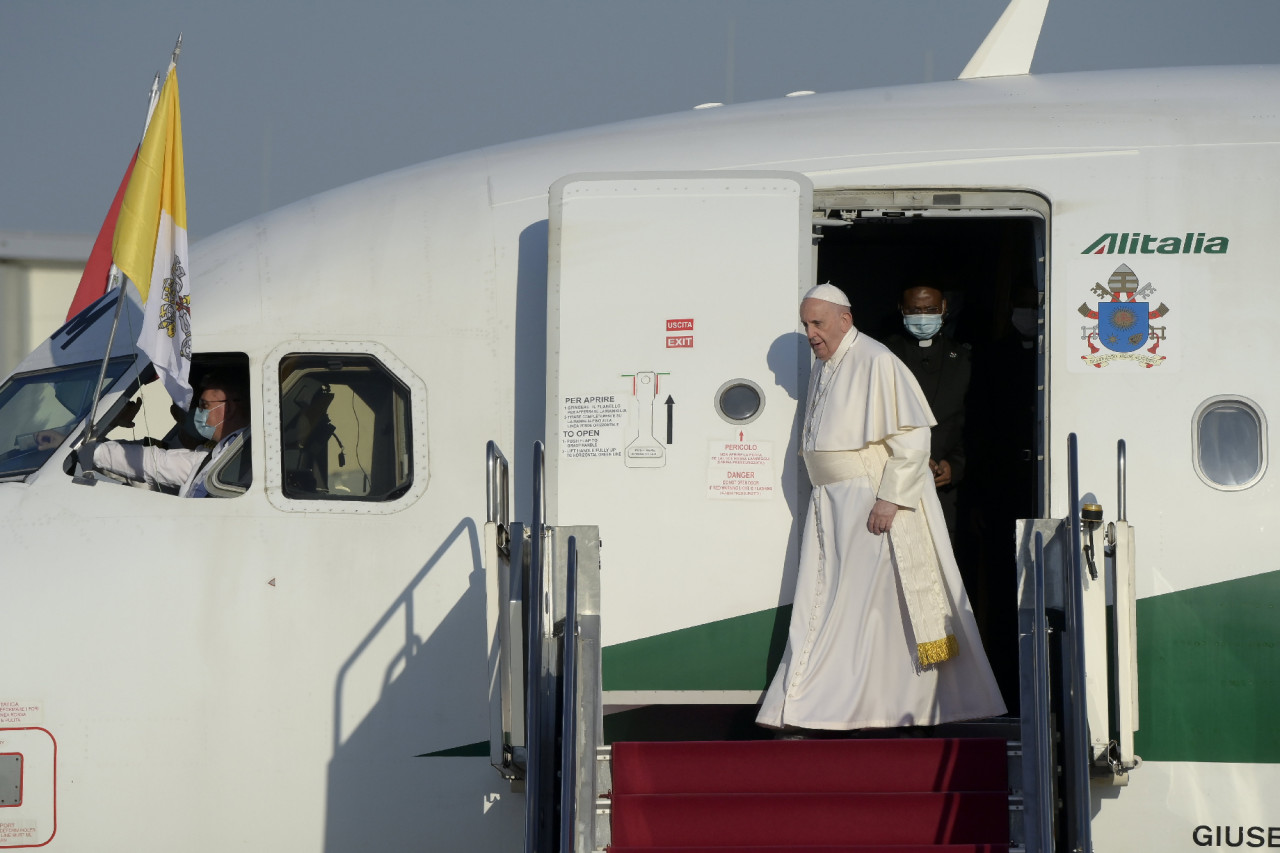 Ferenc pápa megérkezik a Liszt Ferenc-repülőtérre 2021. szeptember 12-én. A katolikus egyházfő az 52. Nemzetközi Eucharisztikus Kongresszus (NEK) zárómiséjére érkezett Budapestre (Fotó: MTI/Koszticsák Szilárd)
