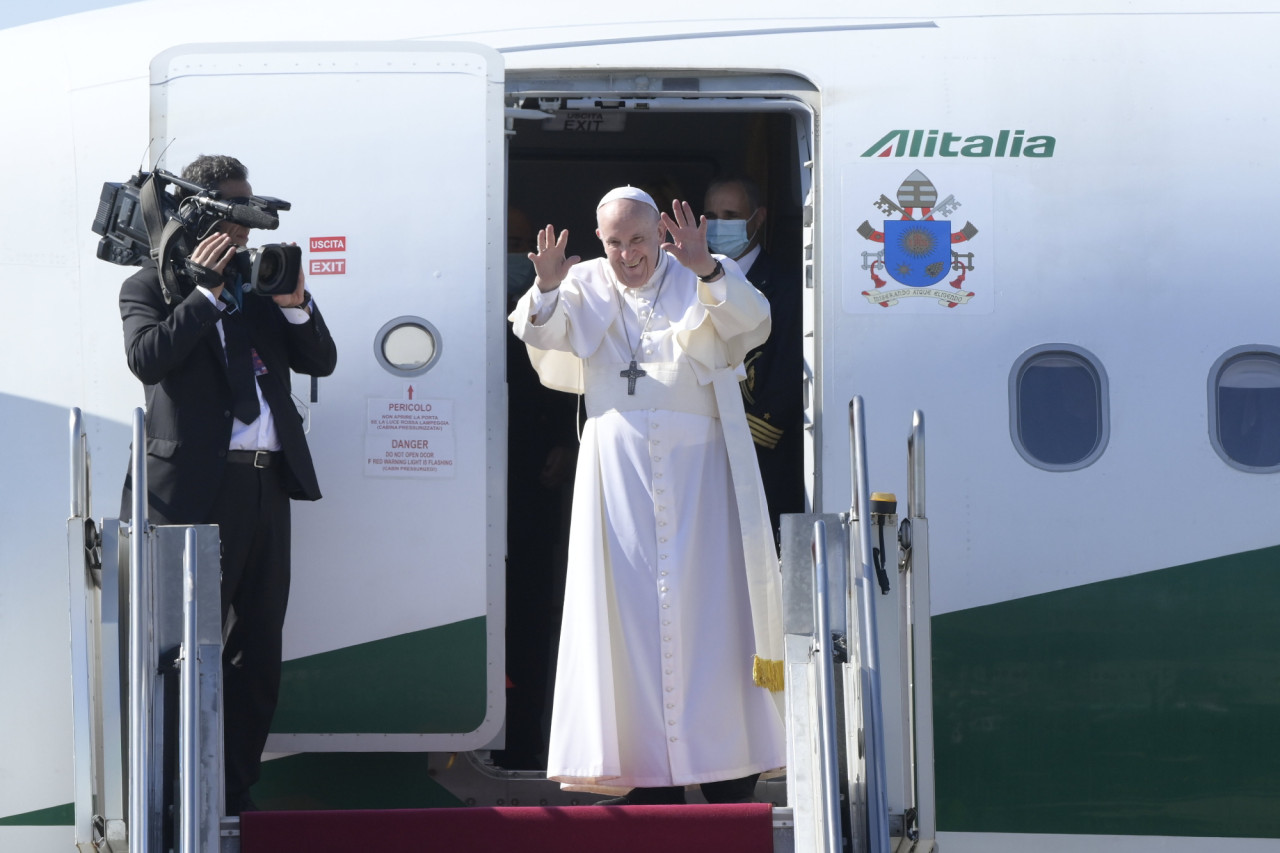 Ferenc pápa távozik Budapestről a Liszt Ferenc-repülőtéren 2021. szeptember 12-én