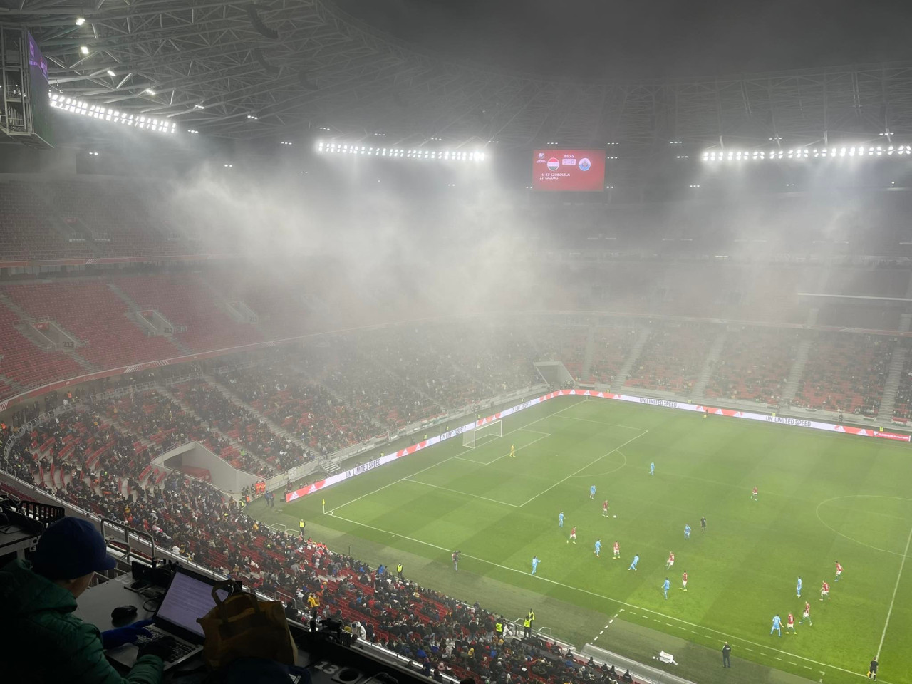 A Magyarország-San Marino mérkőzés végére leszállt a köd a Puskás Aréna pályájára. (Fotó: Lukács Csaba/Magyar Hang)