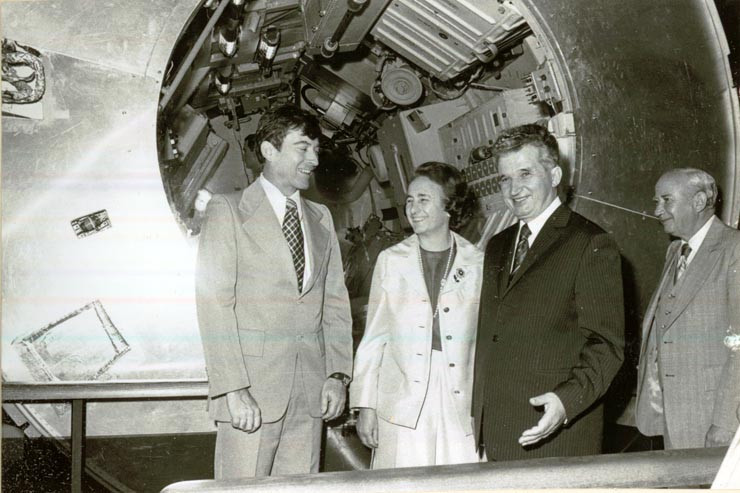 1978-ban Houstonban, a NASA Lyndon B. Johnson bázisán John Young kozmonauta kalauzolta a hivatalos úton Amerikában tartózkodó elnöki házaspárt (Forrás: A román kommunizmus onlie fototékája, fototeca.iiccmer.ro)