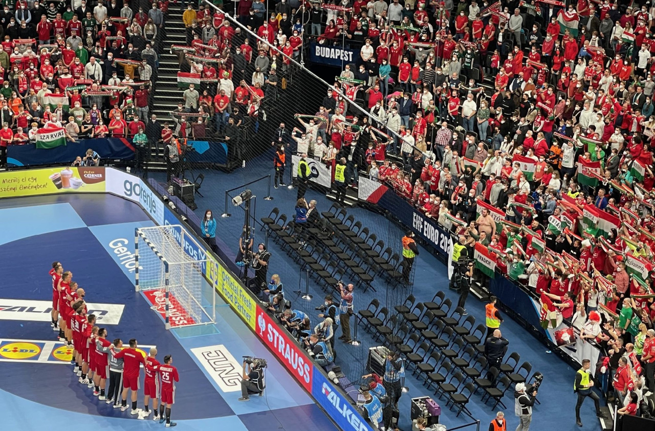 A meccs végén a közönség és a csapat énekli a himnuszt (Fotó: Magyar Hang/Lukács Csaba)