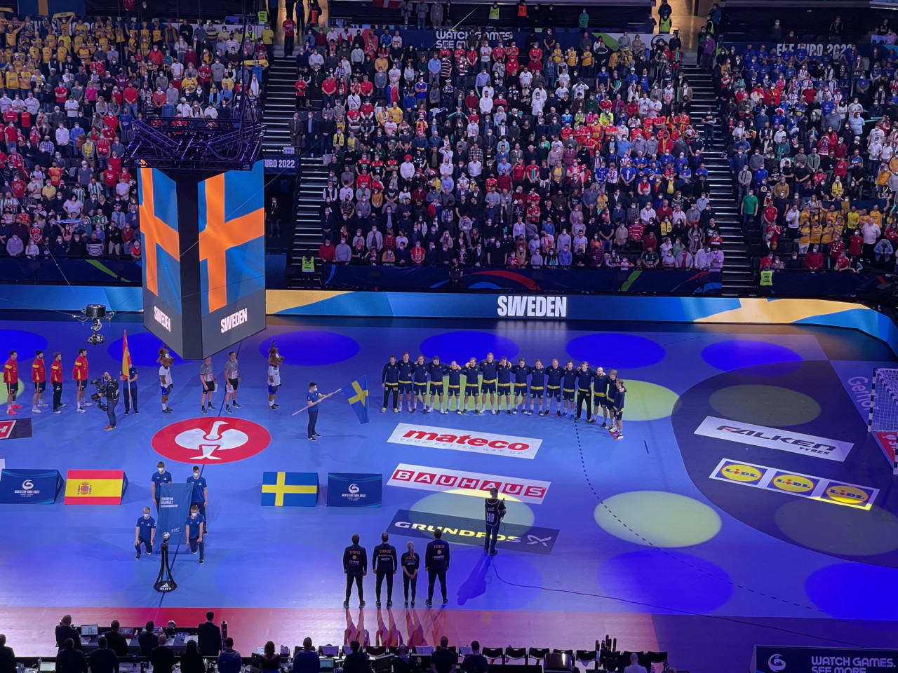 A himnuszok a férfi kézilabda Európa-bajnokság Spanyolország–Svédország döntője előtt 2022. január 30-án (Fotó: Lukács Csaba/Magyar Hang)
