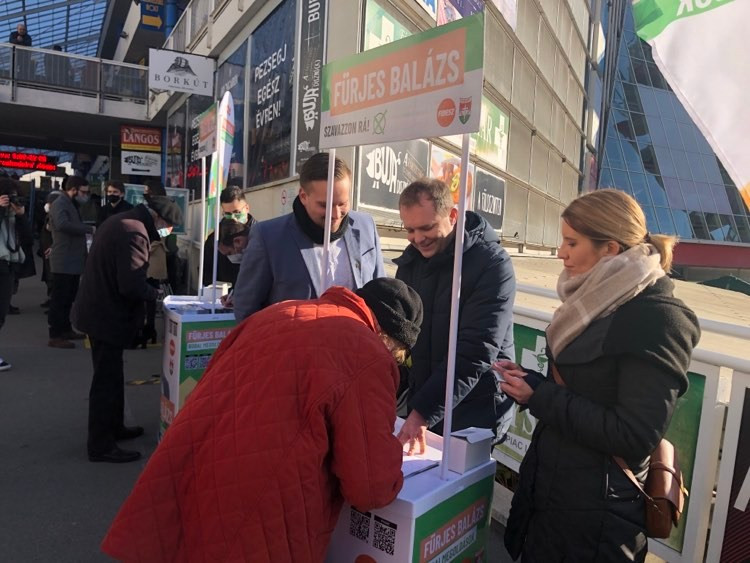 A Fidesz aláírásgyűjtése a Fény utcai piacon