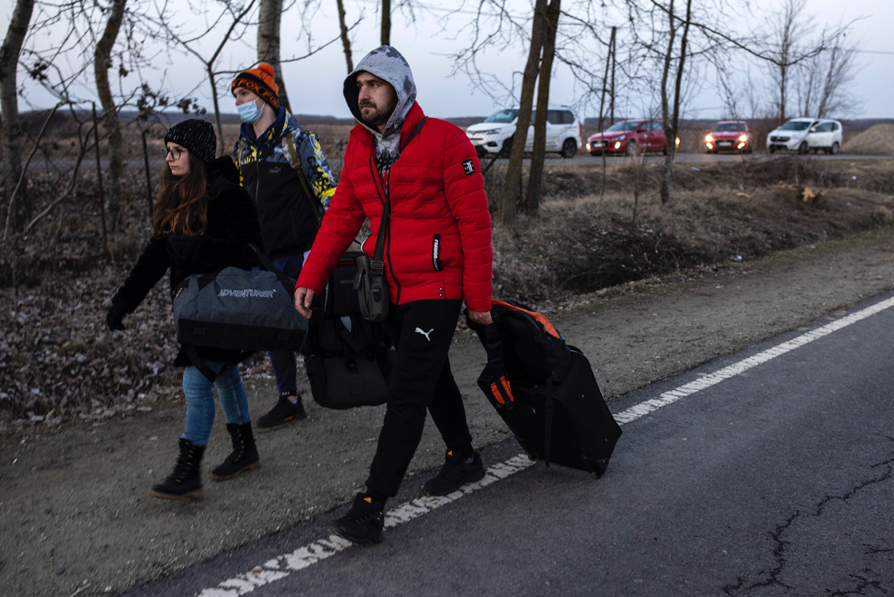Ukrán oldalról érkezők a beregsurányi határátkelőhöz (Fotó: Magyar Hang/Végh László)