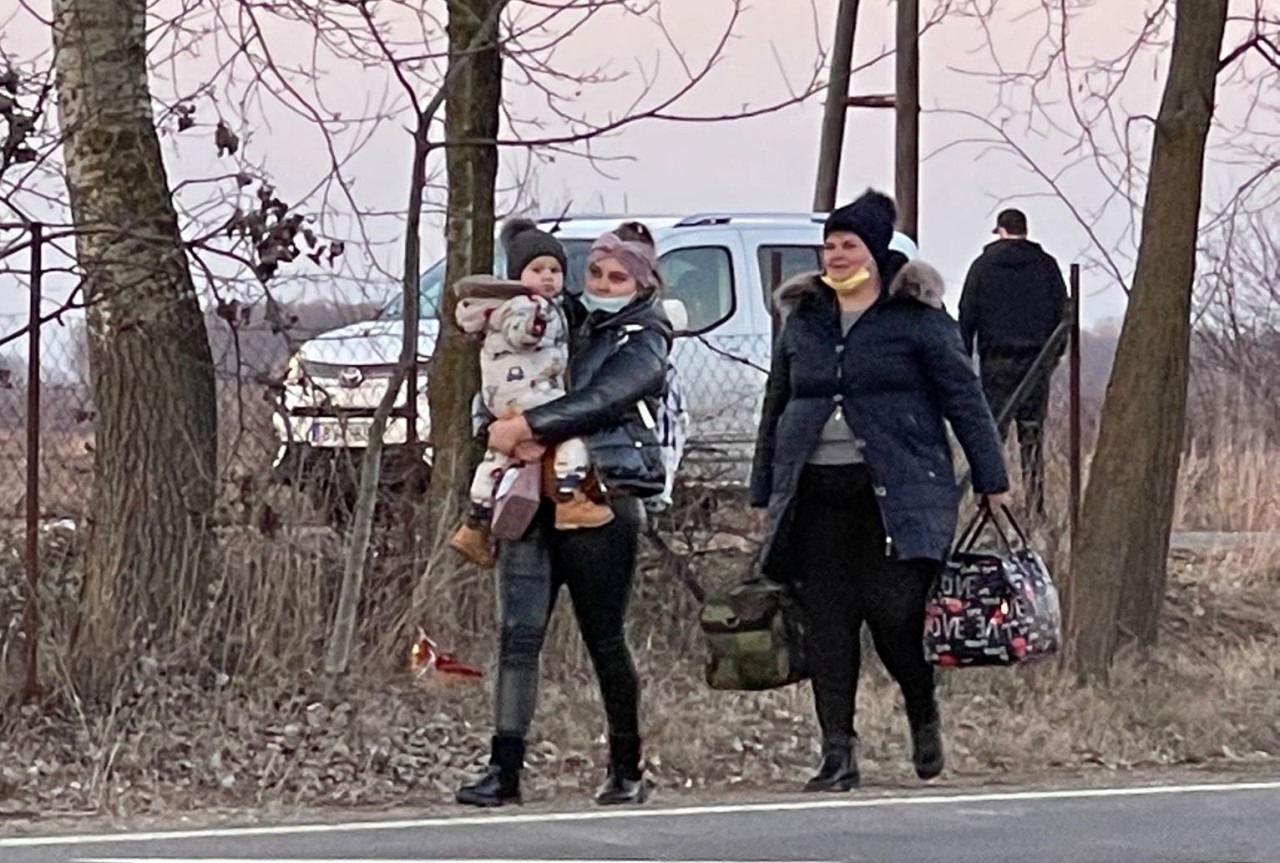 Ukrán oldalról érkezők a beregsurányi határátkelőhöz (Fotó: Magyar Hang/Lukács Csaba)